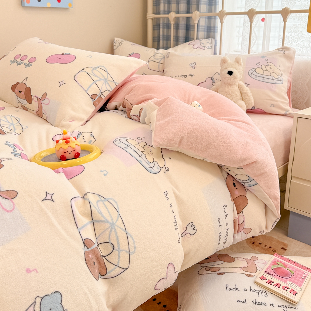 91家纺网 家纺一手货源 找家纺 呗旺鹿 2025新款A类高克重卡通印花牛奶绒印花四件套 小熊的礼物