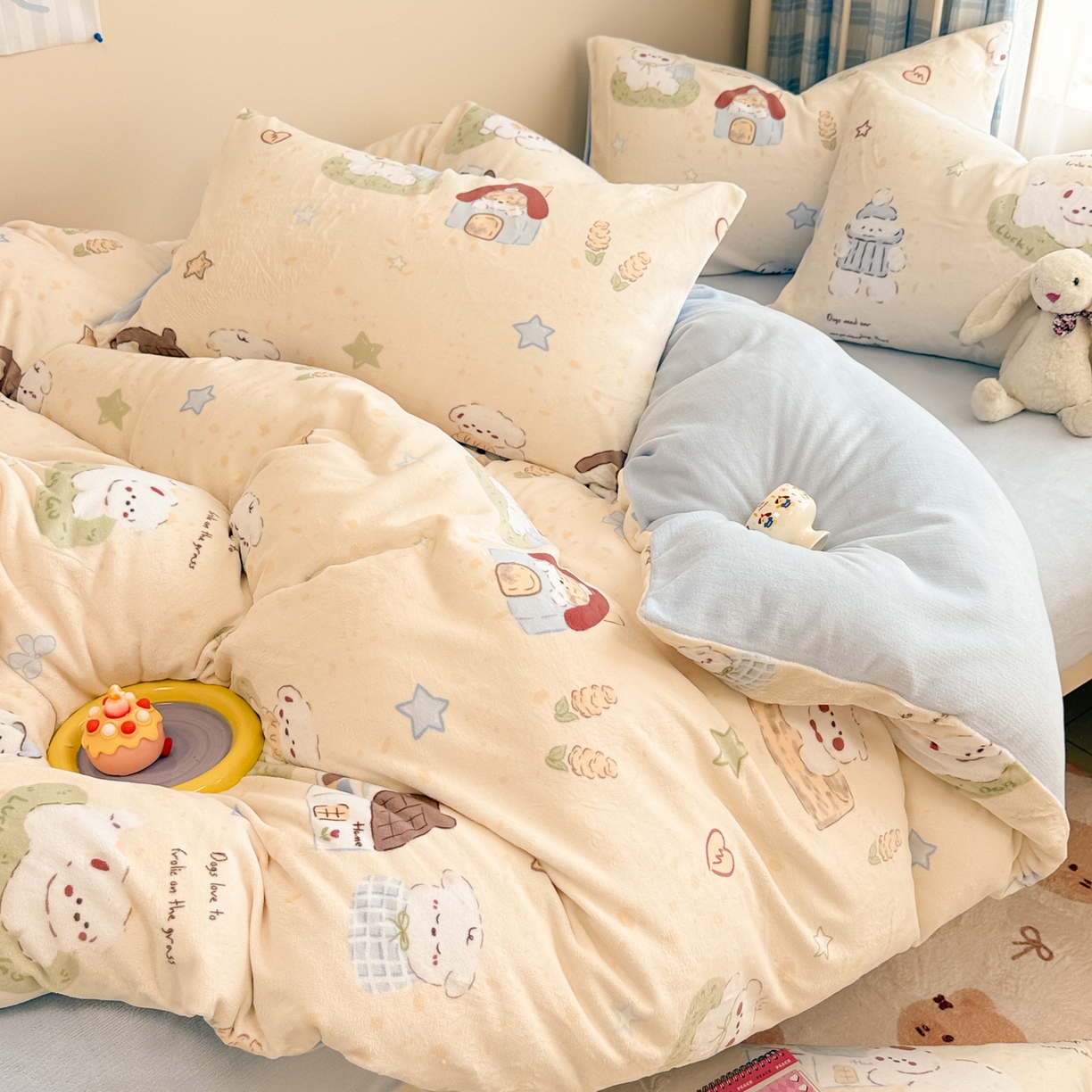 91家纺网 家纺一手货源 找家纺 呗旺鹿 2025新款A类高克重卡通印花牛奶绒印花四件套 奶油星星狗