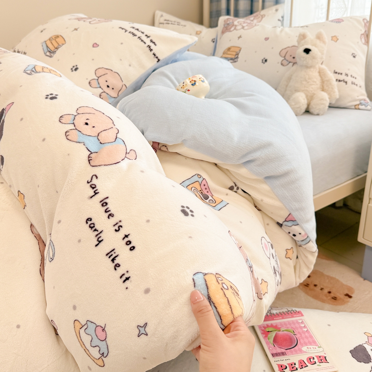 91家纺网 家纺一手货源 找家纺 呗旺鹿 2025新款A类高克重卡通印花牛奶绒印花四件套 音乐小狗