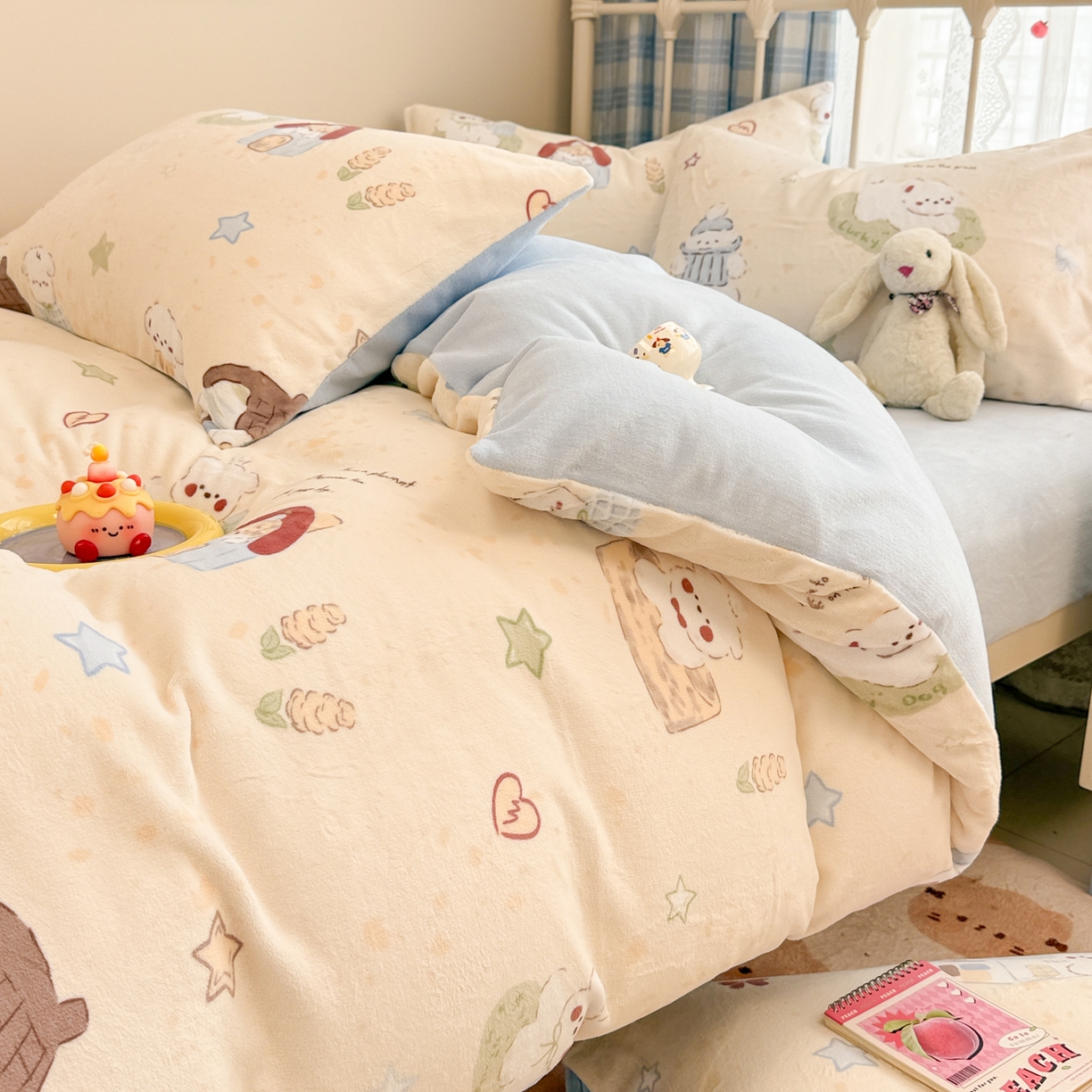 91家纺网 家纺一手货源 找家纺 呗旺鹿 2025新款A类高克重卡通印花牛奶绒印花四件套 奶油星星狗