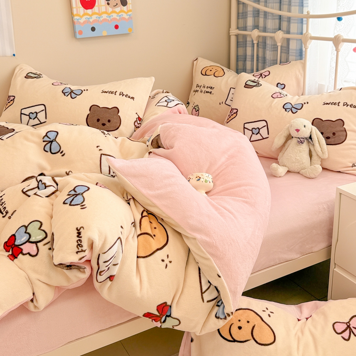 91家纺网 家纺一手货源 找家纺 呗旺鹿 2025新款A类高克重卡通印花牛奶绒印花四件套 信封小熊