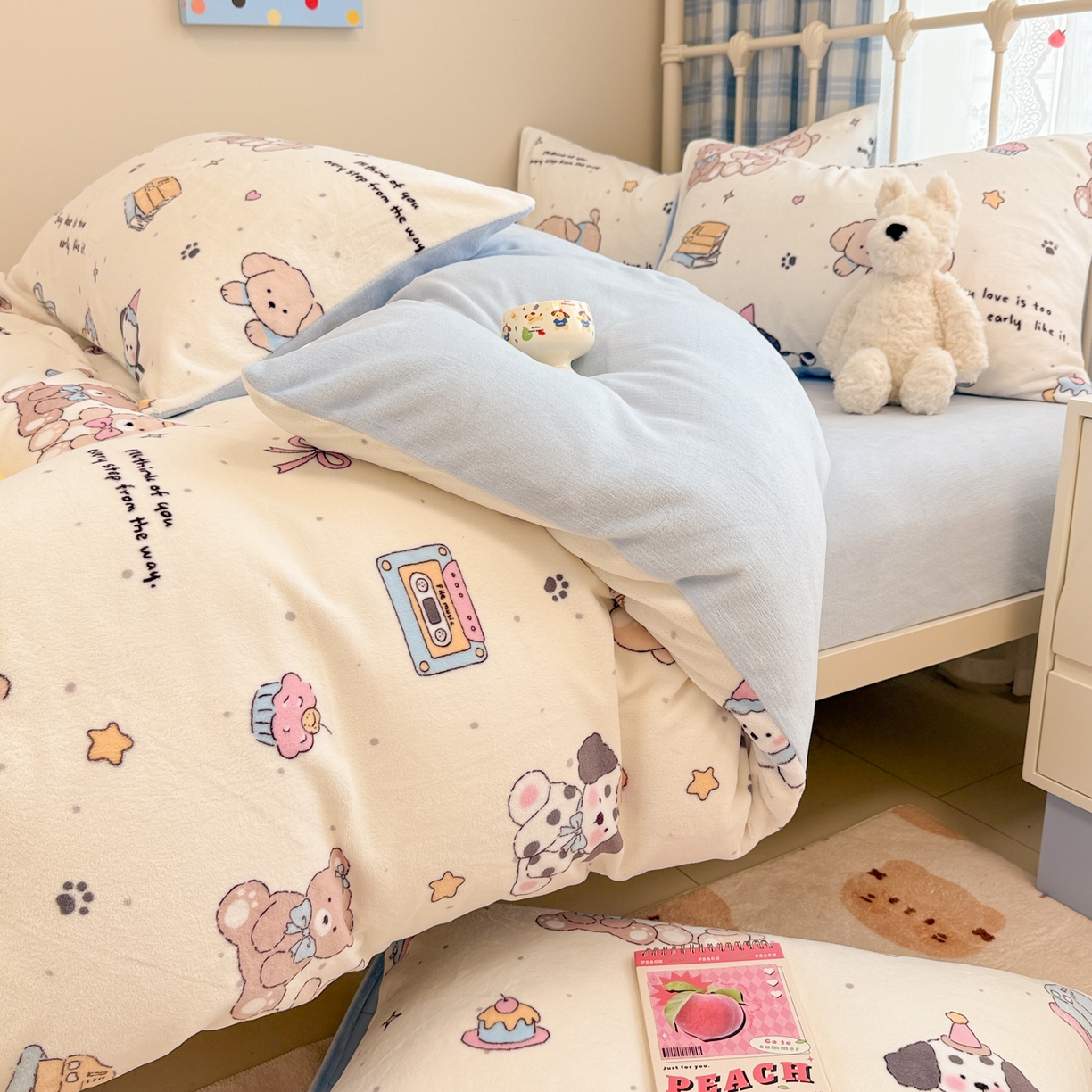 91家纺网 家纺一手货源 找家纺 呗旺鹿 2025新款A类高克重卡通印花牛奶绒印花四件套 音乐小狗