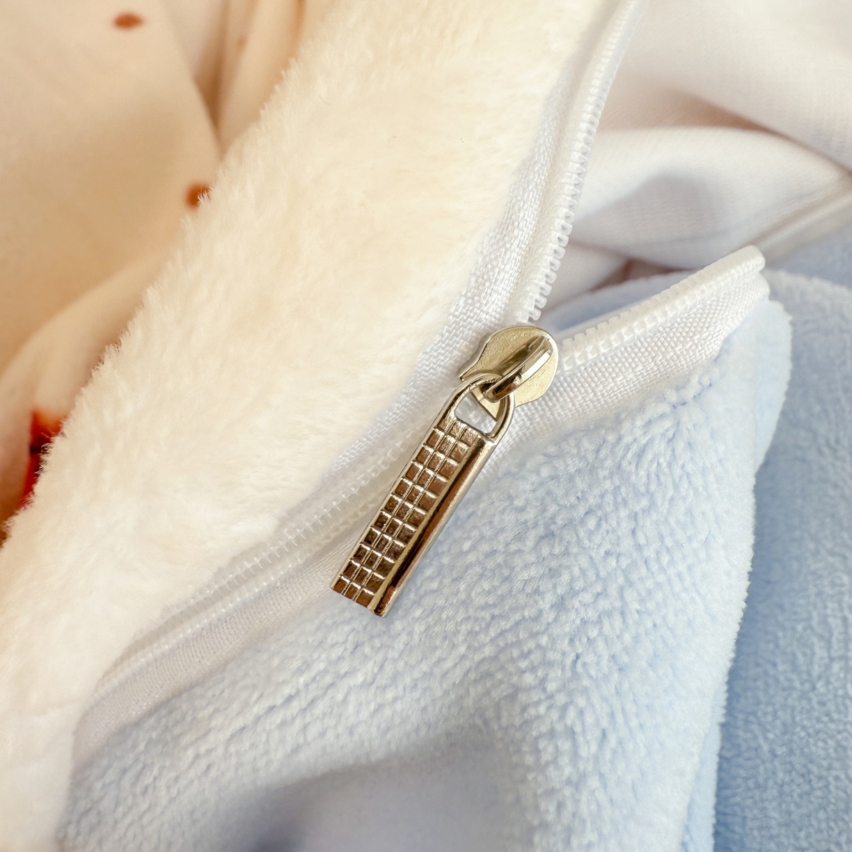 91家纺网 家纺一手货源 找家纺 呗旺鹿 2025新款A类高克重卡通印花牛奶绒印花四件套 蝴蝶结圆点小狗