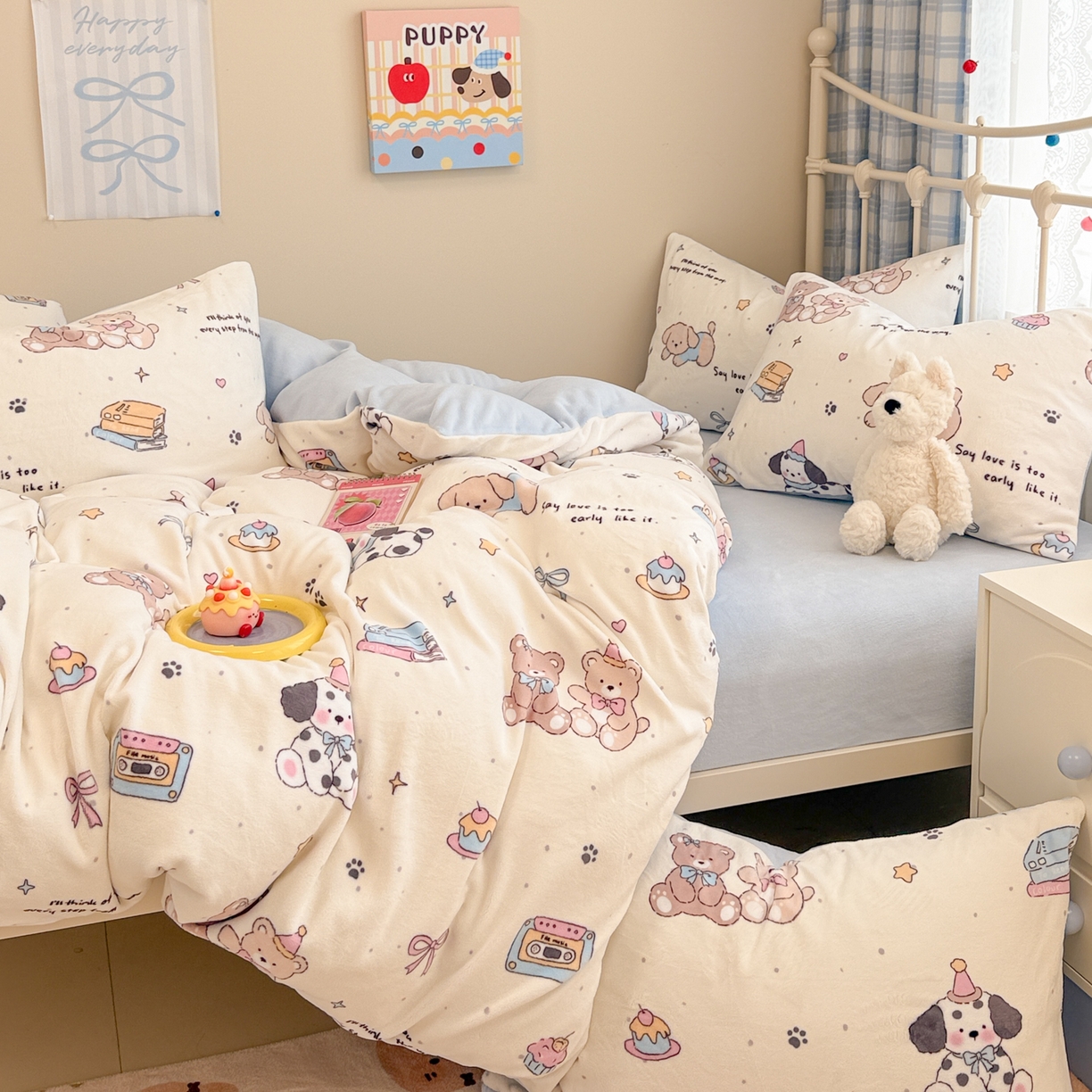 91家纺网 家纺一手货源 找家纺 呗旺鹿 2025新款A类高克重卡通印花牛奶绒印花四件套 音乐小狗