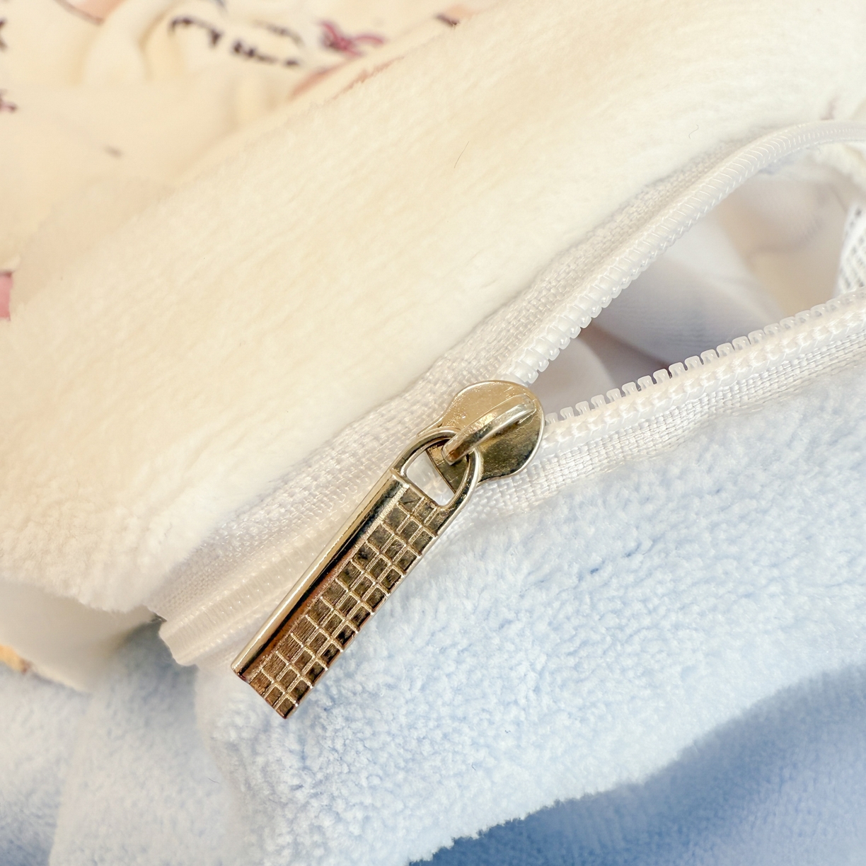 91家纺网 家纺一手货源 找家纺 呗旺鹿 2025新款A类高克重卡通印花牛奶绒印花四件套 音乐小狗