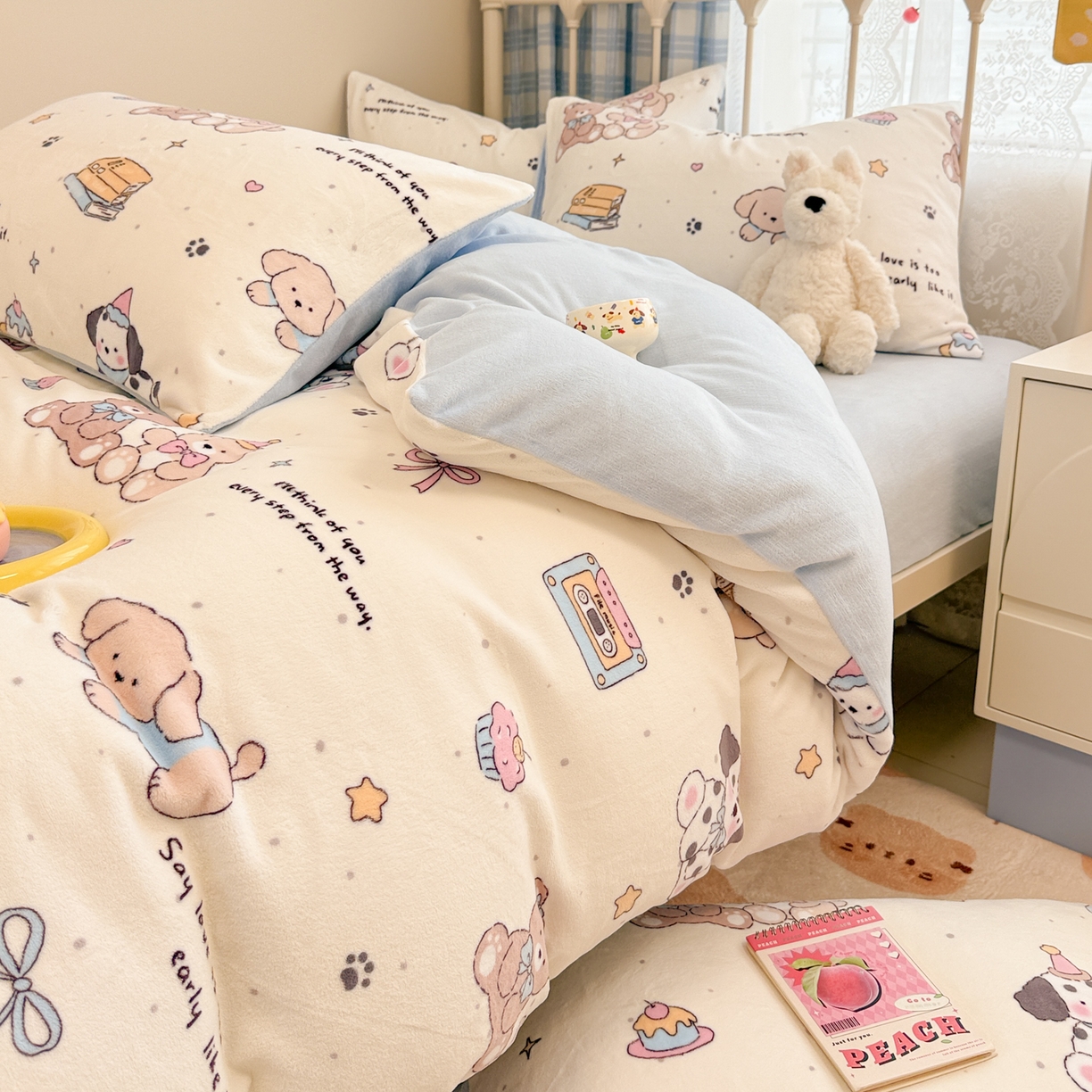 91家纺网 家纺一手货源 找家纺 呗旺鹿 2025新款A类高克重卡通印花牛奶绒印花四件套 音乐小狗