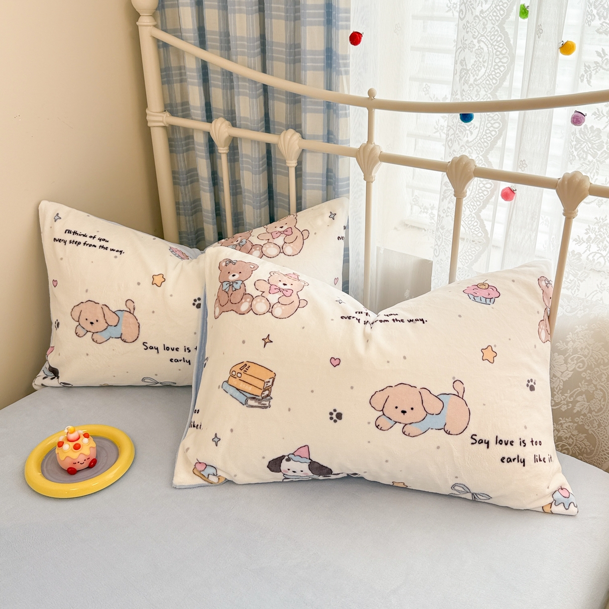 91家纺网 家纺一手货源 找家纺 呗旺鹿 2025新款A类高克重卡通印花牛奶绒印花四件套 音乐小狗