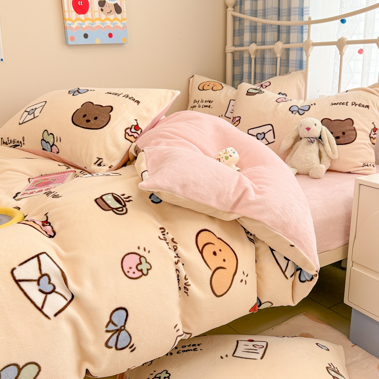 91家纺网 家纺一手货源 找家纺 呗旺鹿 2025新款A类高克重卡通印花牛奶绒印花四件套 信封小熊