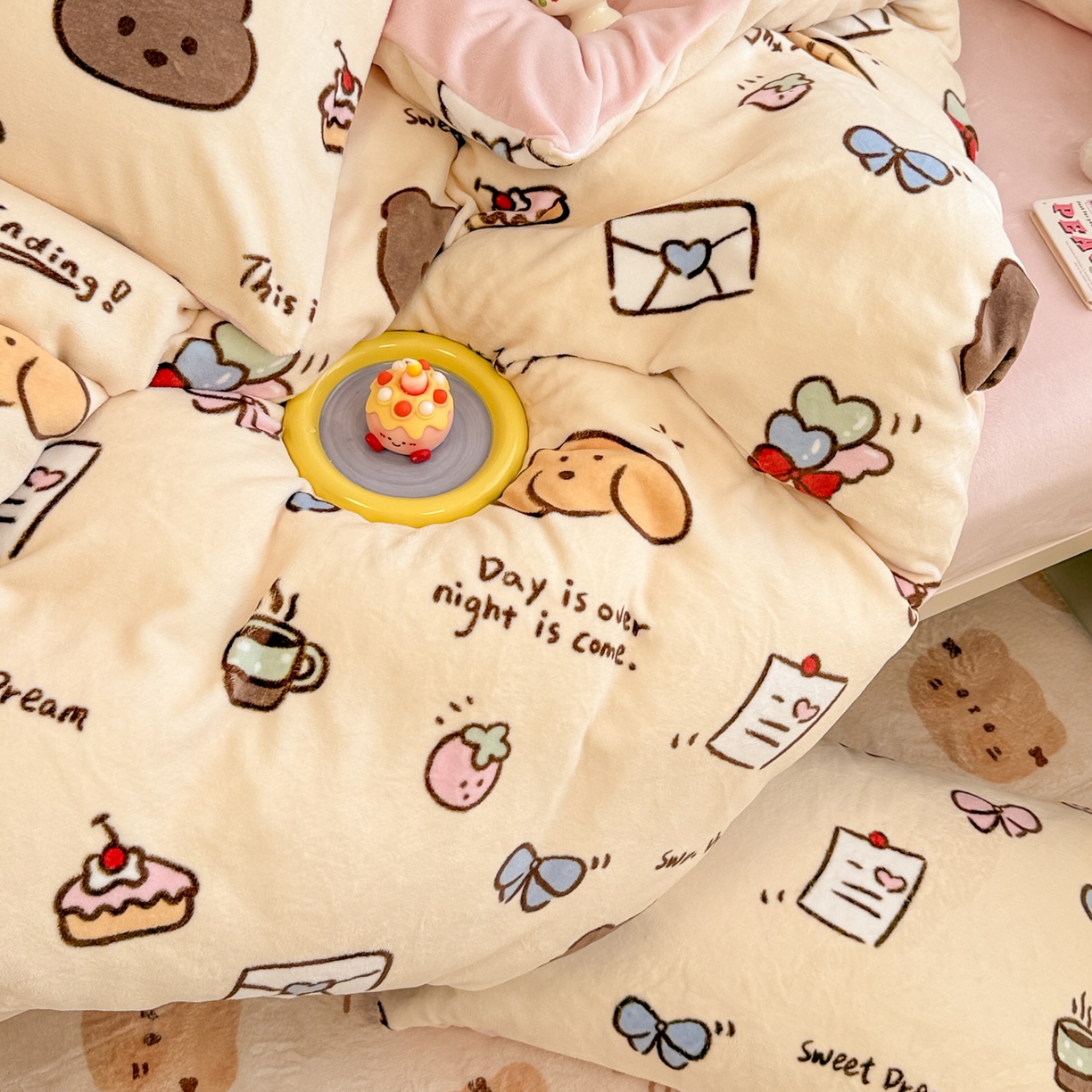 91家纺网 家纺一手货源 找家纺 呗旺鹿 2025新款A类高克重卡通印花牛奶绒印花四件套 信封小熊