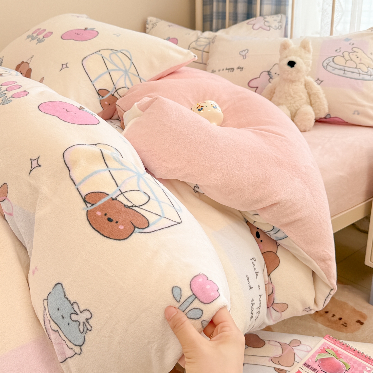 91家纺网 家纺一手货源 找家纺 呗旺鹿 2025新款A类高克重卡通印花牛奶绒印花四件套 小熊的礼物