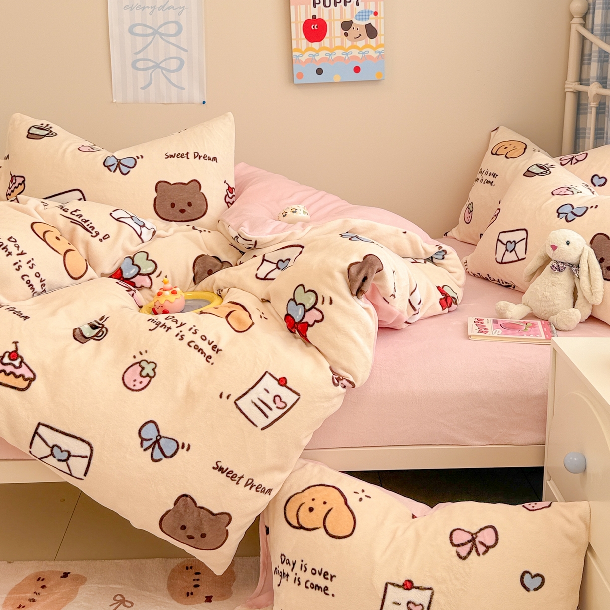 91家纺网 家纺一手货源 找家纺 呗旺鹿 2025新款A类高克重卡通印花牛奶绒印花四件套 信封小熊