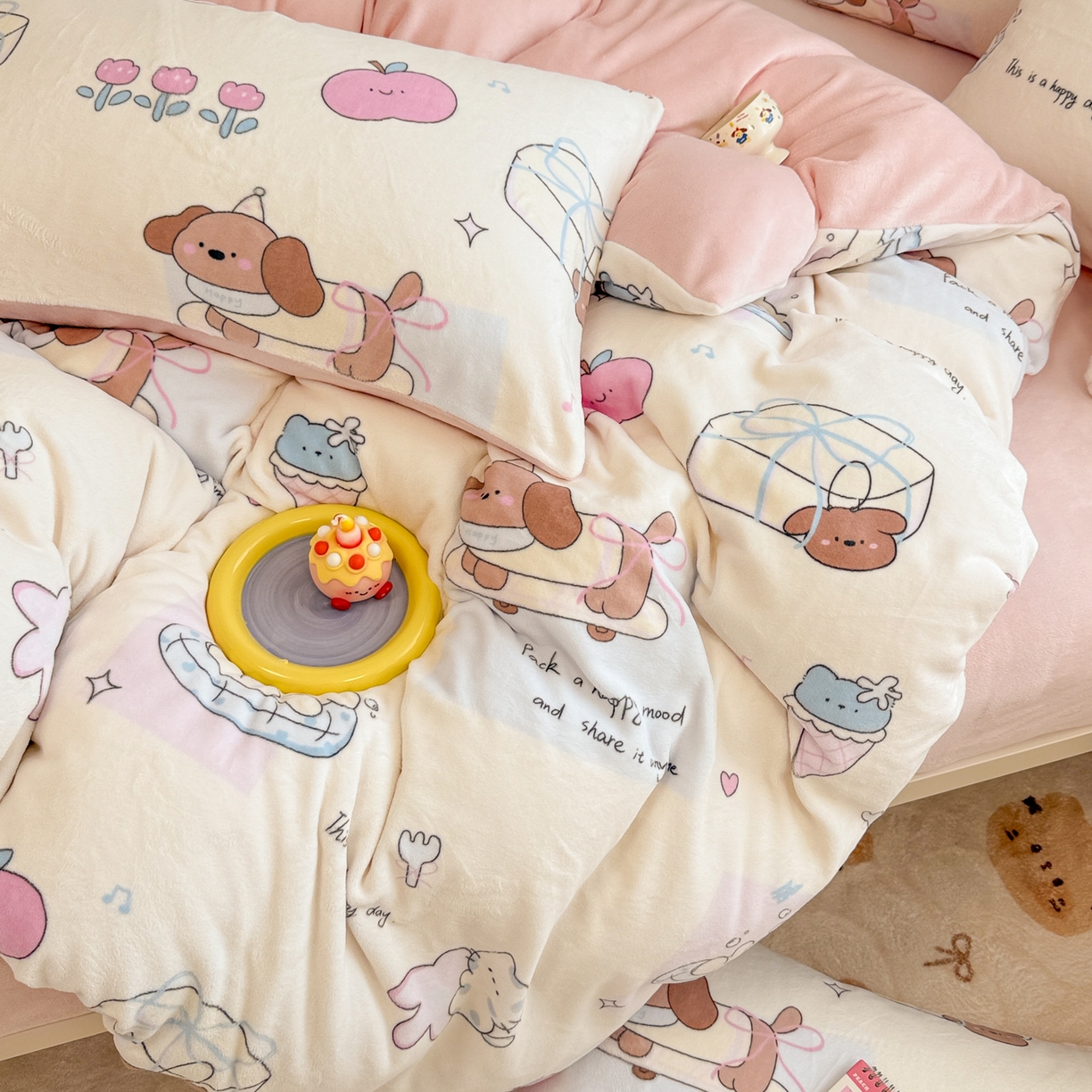 91家纺网 家纺一手货源 找家纺 呗旺鹿 2025新款A类高克重卡通印花牛奶绒印花四件套 小熊的礼物