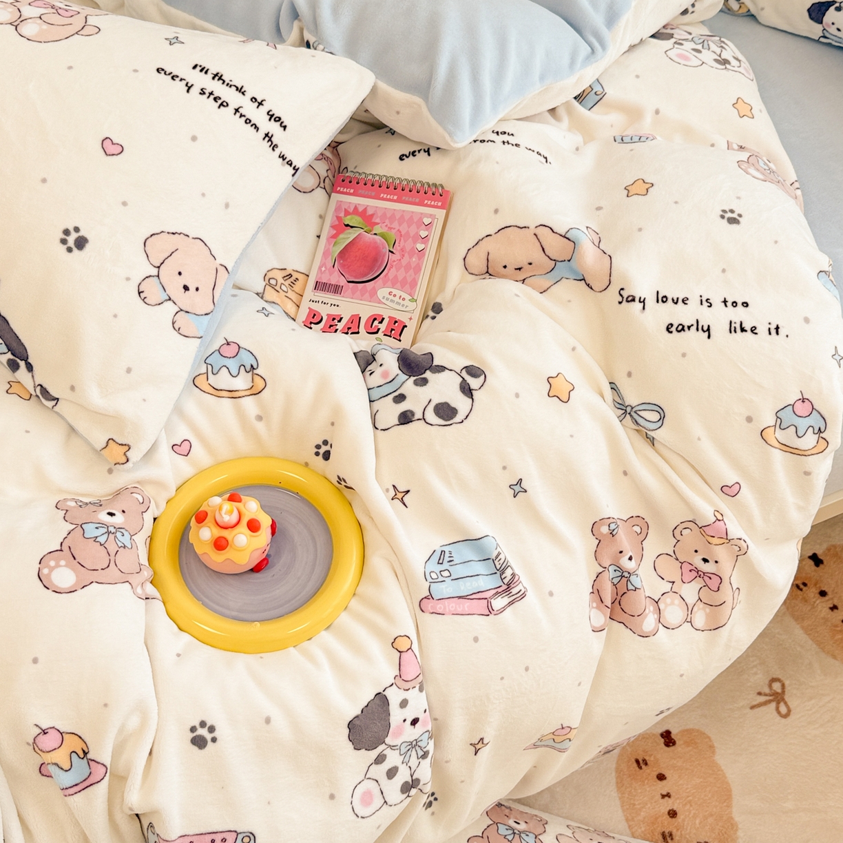 91家纺网 家纺一手货源 找家纺 呗旺鹿 2025新款A类高克重卡通印花牛奶绒印花四件套 音乐小狗