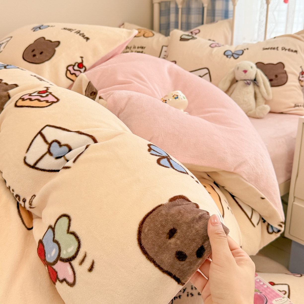 91家纺网 家纺一手货源 找家纺 呗旺鹿 2025新款A类高克重卡通印花牛奶绒印花四件套 信封小熊