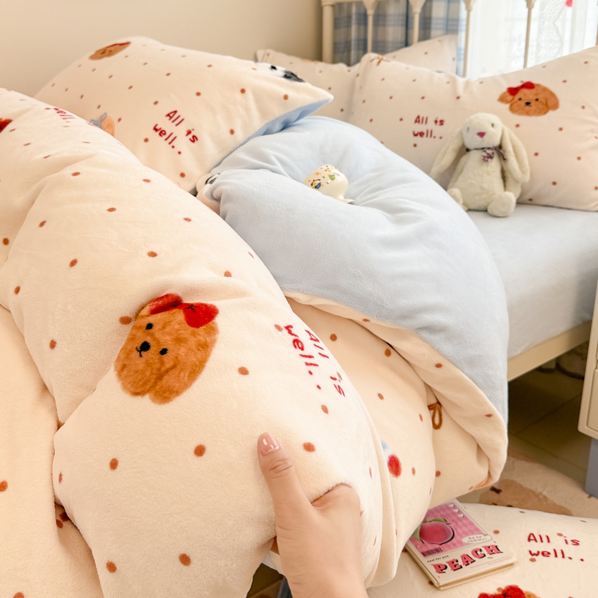 91家纺网 家纺一手货源 找家纺 呗旺鹿 2025新款A类高克重卡通印花牛奶绒印花四件套 蝴蝶结圆点小狗