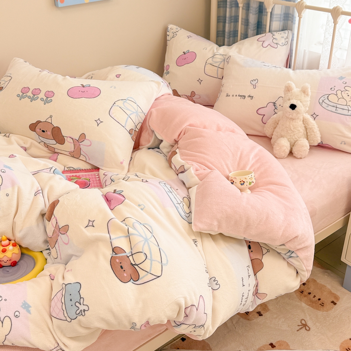 91家纺网 家纺一手货源 找家纺 呗旺鹿 2025新款A类高克重卡通印花牛奶绒印花四件套 小熊的礼物