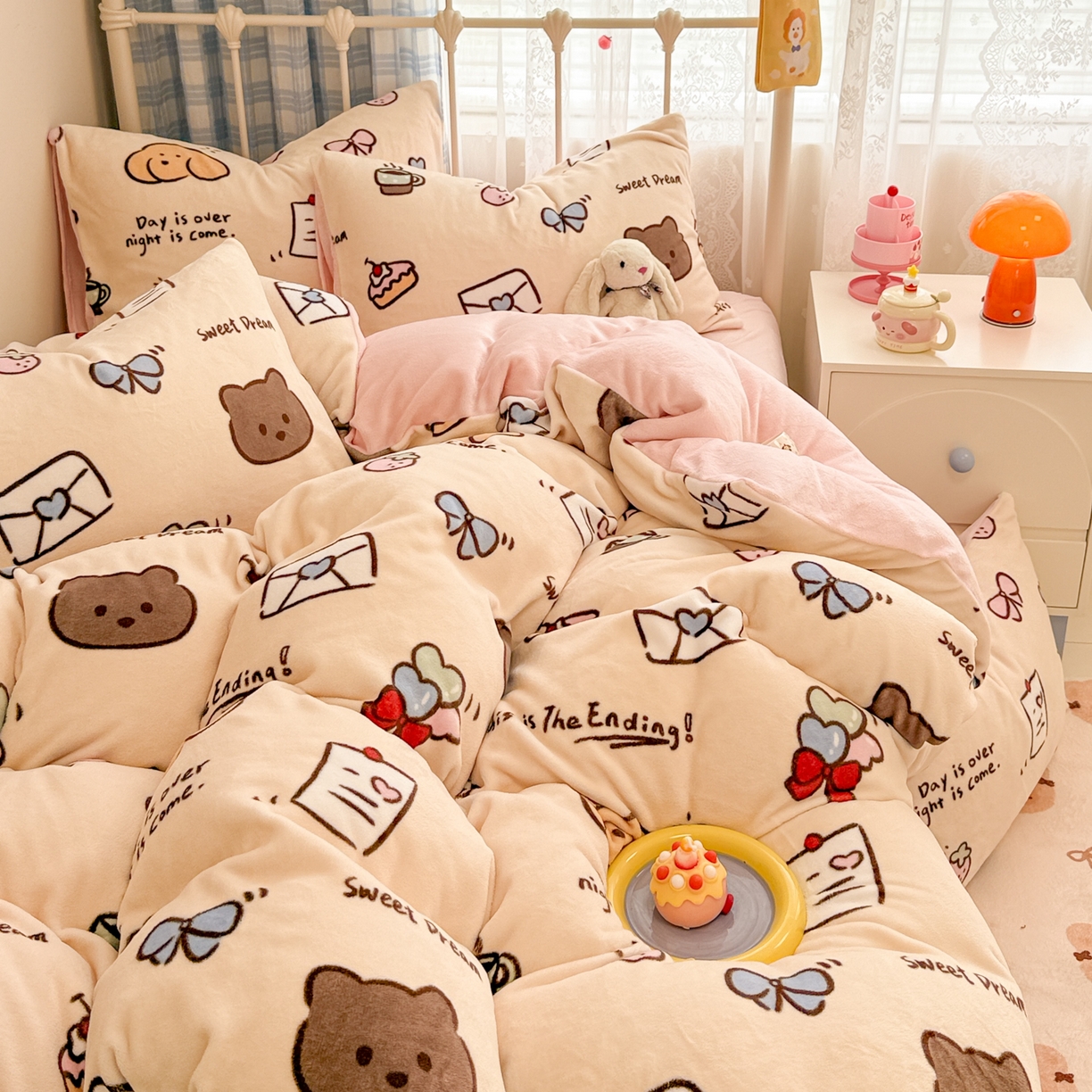 91家纺网 家纺一手货源 找家纺 呗旺鹿 2025新款A类高克重卡通印花牛奶绒印花四件套 信封小熊