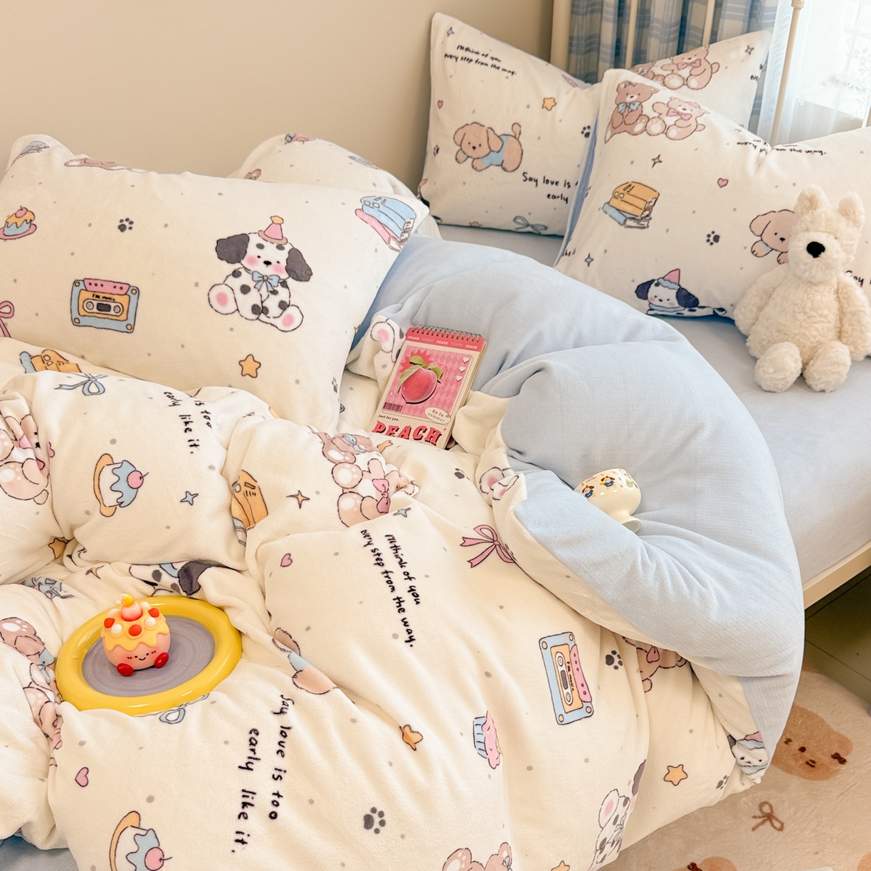 91家纺网 家纺一手货源 找家纺 呗旺鹿 2025新款A类高克重卡通印花牛奶绒印花四件套 音乐小狗