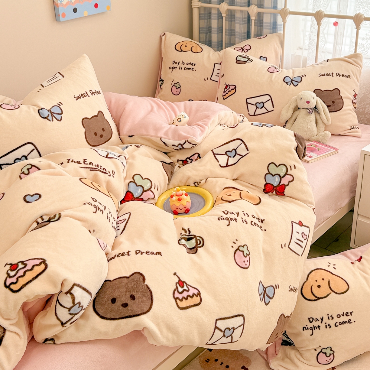 91家纺网 家纺一手货源 找家纺 呗旺鹿 2025新款A类高克重卡通印花牛奶绒印花四件套 信封小熊