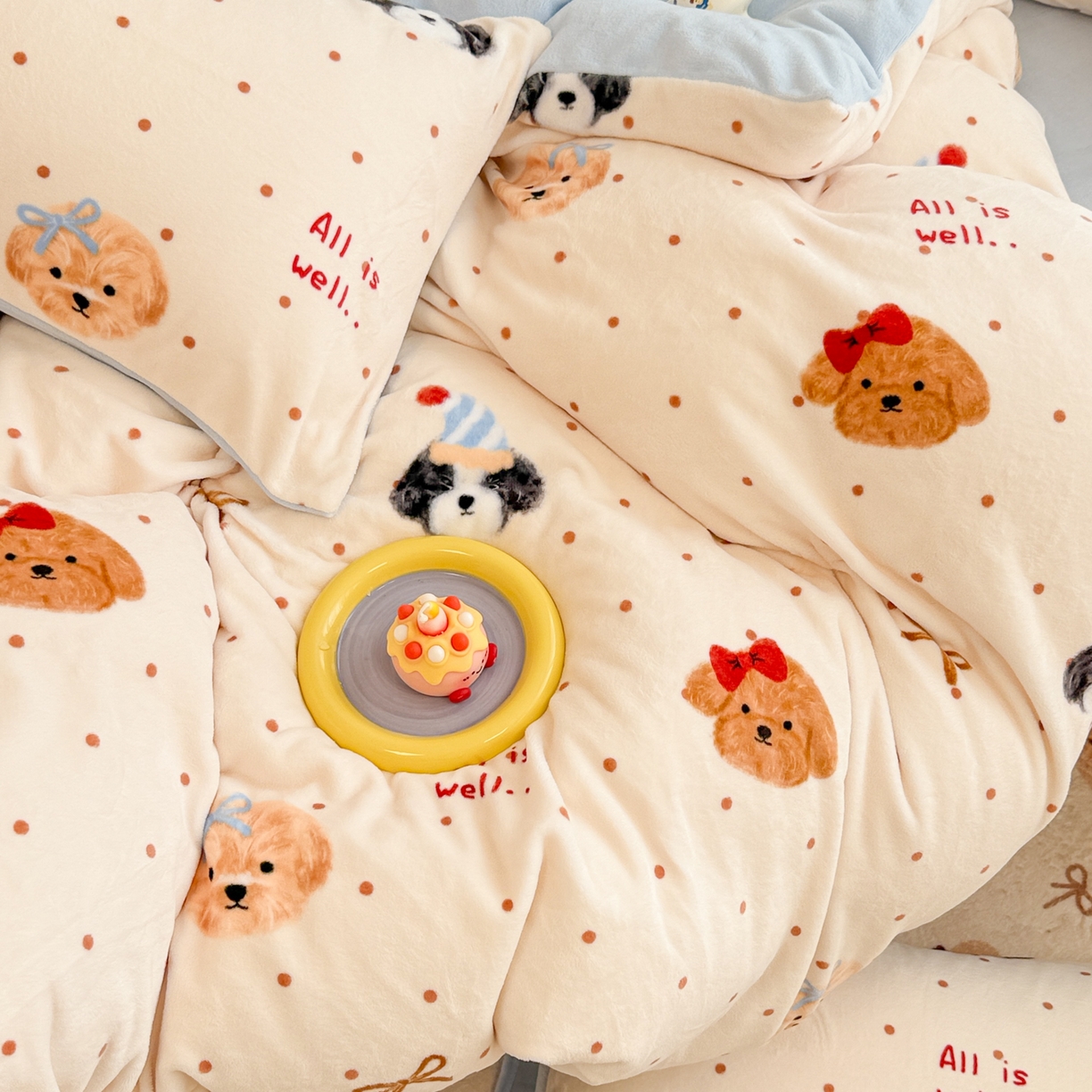 91家纺网 家纺一手货源 找家纺 呗旺鹿 2025新款A类高克重卡通印花牛奶绒印花四件套 蝴蝶结圆点小狗