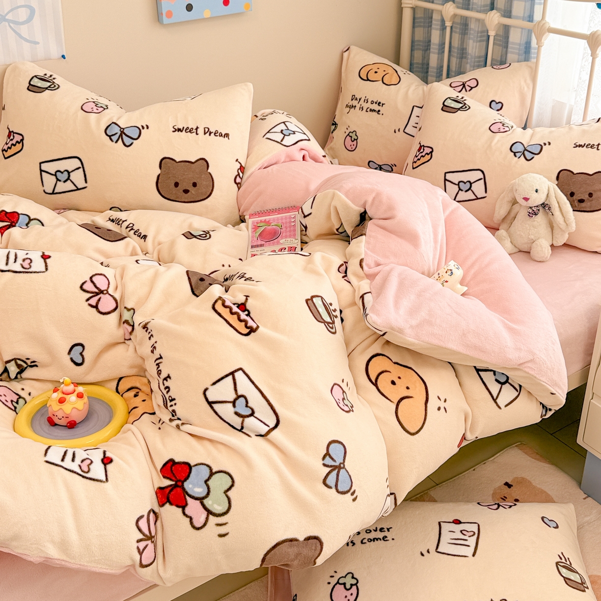 91家纺网 家纺一手货源 找家纺 呗旺鹿 2025新款A类高克重卡通印花牛奶绒印花四件套 信封小熊