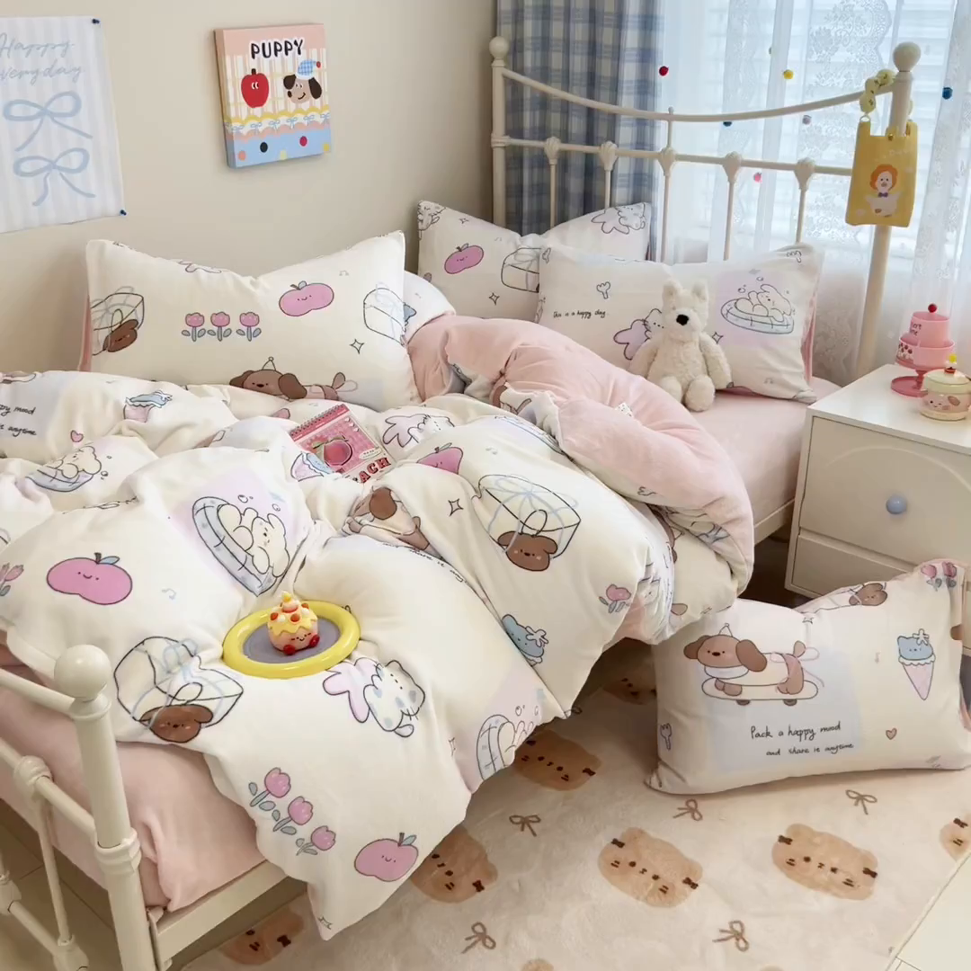 91家纺网 家纺一手货源 找家纺 呗旺鹿 2025新款A类高克重卡通印花牛奶绒印花四件套 小熊的礼物