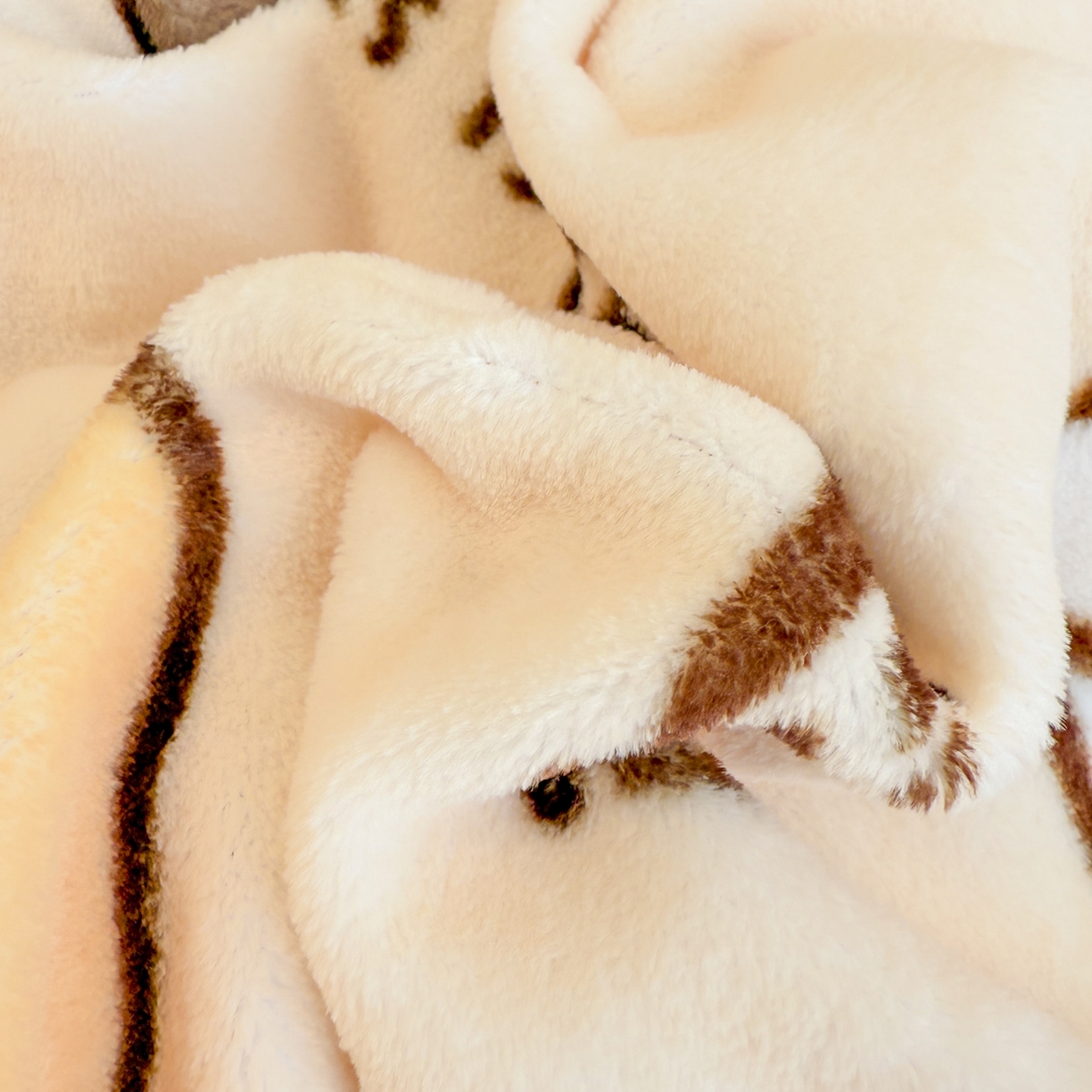 91家纺网 家纺一手货源 找家纺 呗旺鹿 2025新款A类高克重卡通印花牛奶绒印花四件套 信封小熊