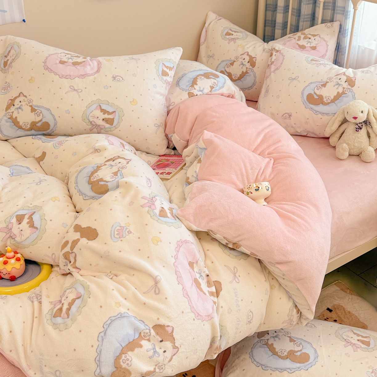 91家纺网 家纺一手货源 找家纺 呗旺鹿 2025新款A类高克重卡通印花牛奶绒印花四件套 奶油小猫