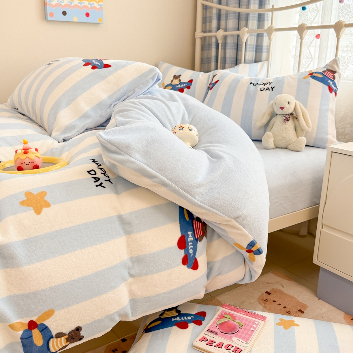 91家纺网 家纺一手货源 找家纺 呗旺鹿 2025新款A类高克重卡通印花牛奶绒印花四件套 开飞机的小熊