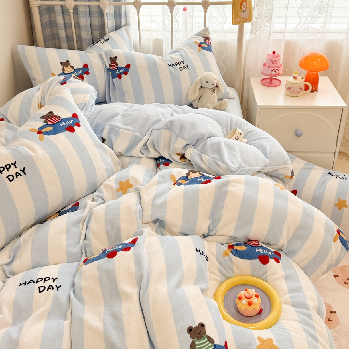 91家纺网 家纺一手货源 找家纺 呗旺鹿 2025新款A类高克重卡通印花牛奶绒印花四件套 开飞机的小熊