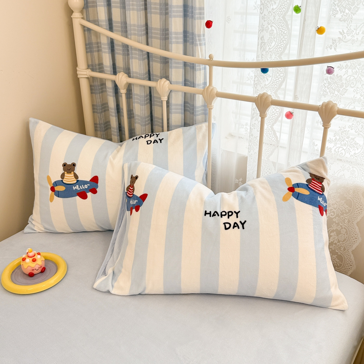 91家纺网 家纺一手货源 找家纺 呗旺鹿 2025新款A类高克重卡通印花牛奶绒印花四件套 开飞机的小熊