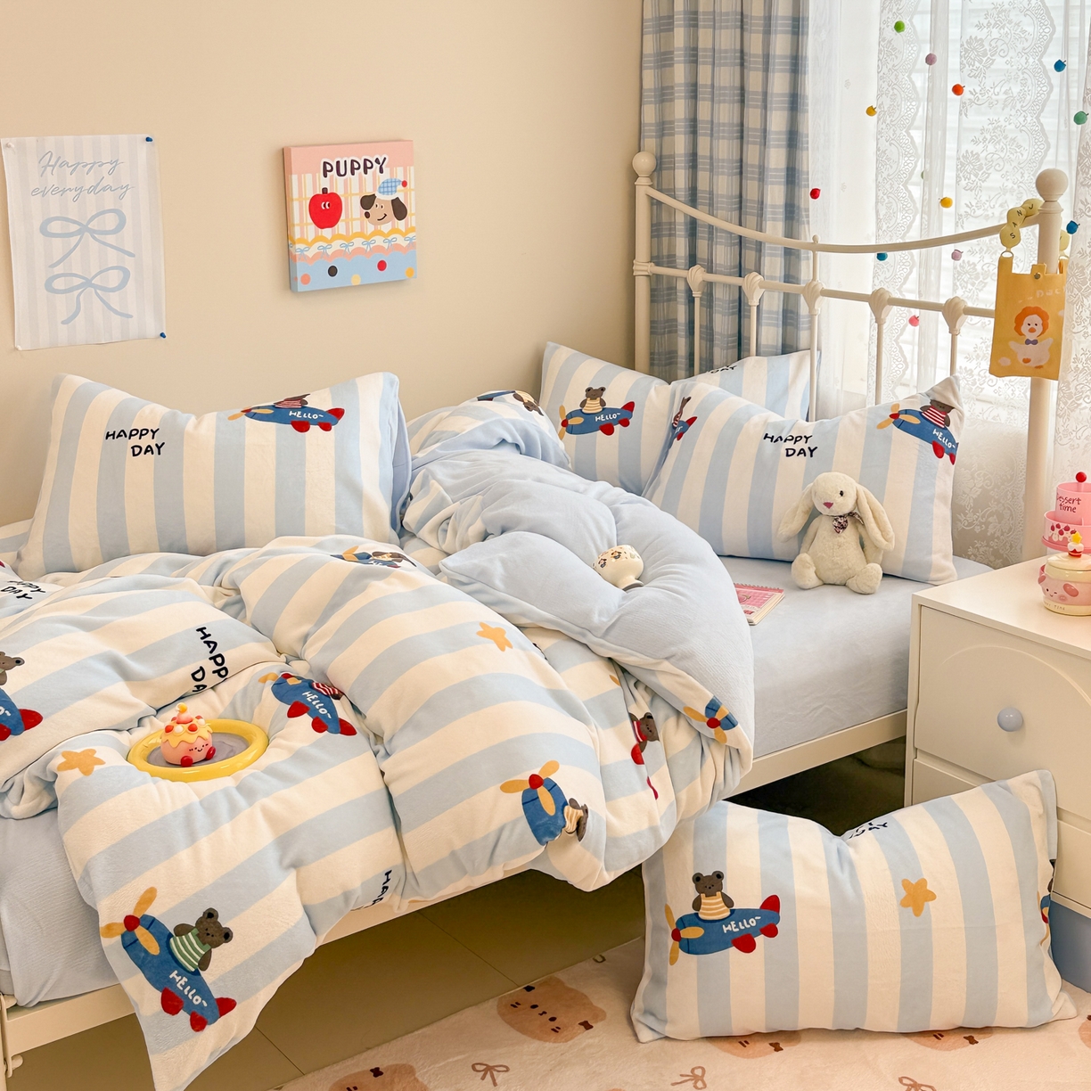 91家纺网 家纺一手货源 找家纺 呗旺鹿 2025新款A类高克重卡通印花牛奶绒印花四件套 开飞机的小熊