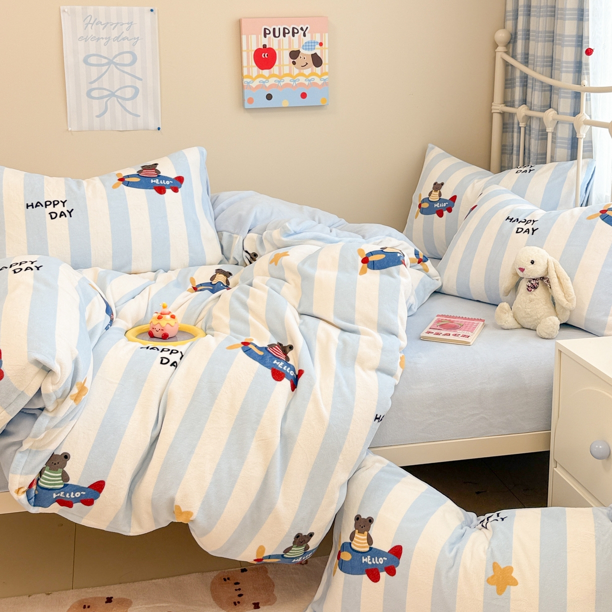 91家纺网 家纺一手货源 找家纺 呗旺鹿 2025新款A类高克重卡通印花牛奶绒印花四件套 开飞机的小熊