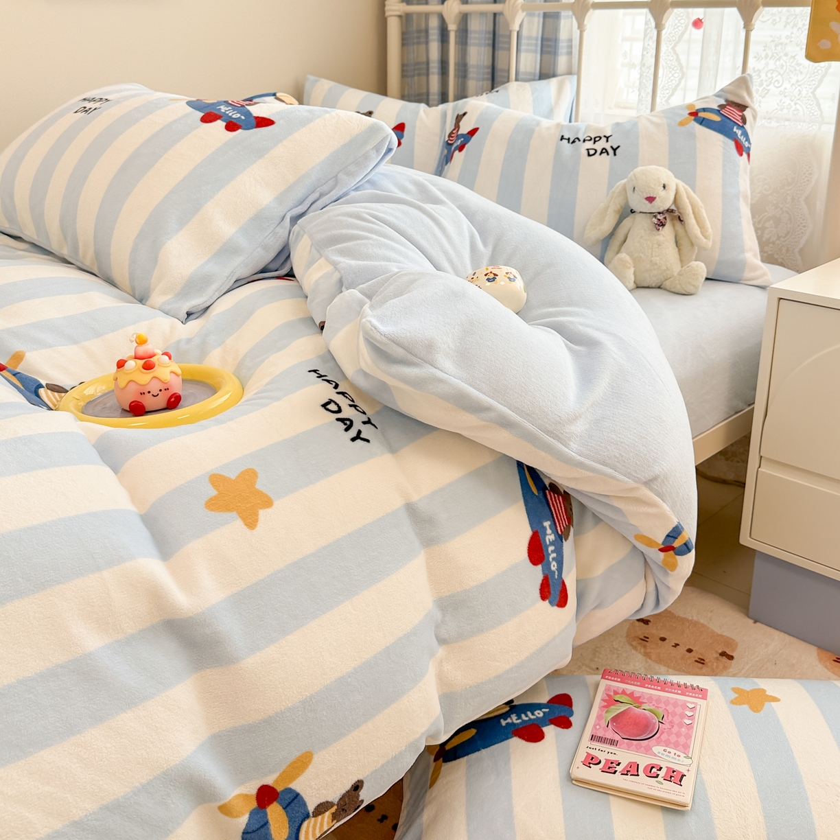 91家纺网 家纺一手货源 找家纺 呗旺鹿 2025新款A类高克重卡通印花牛奶绒印花四件套 开飞机的小熊