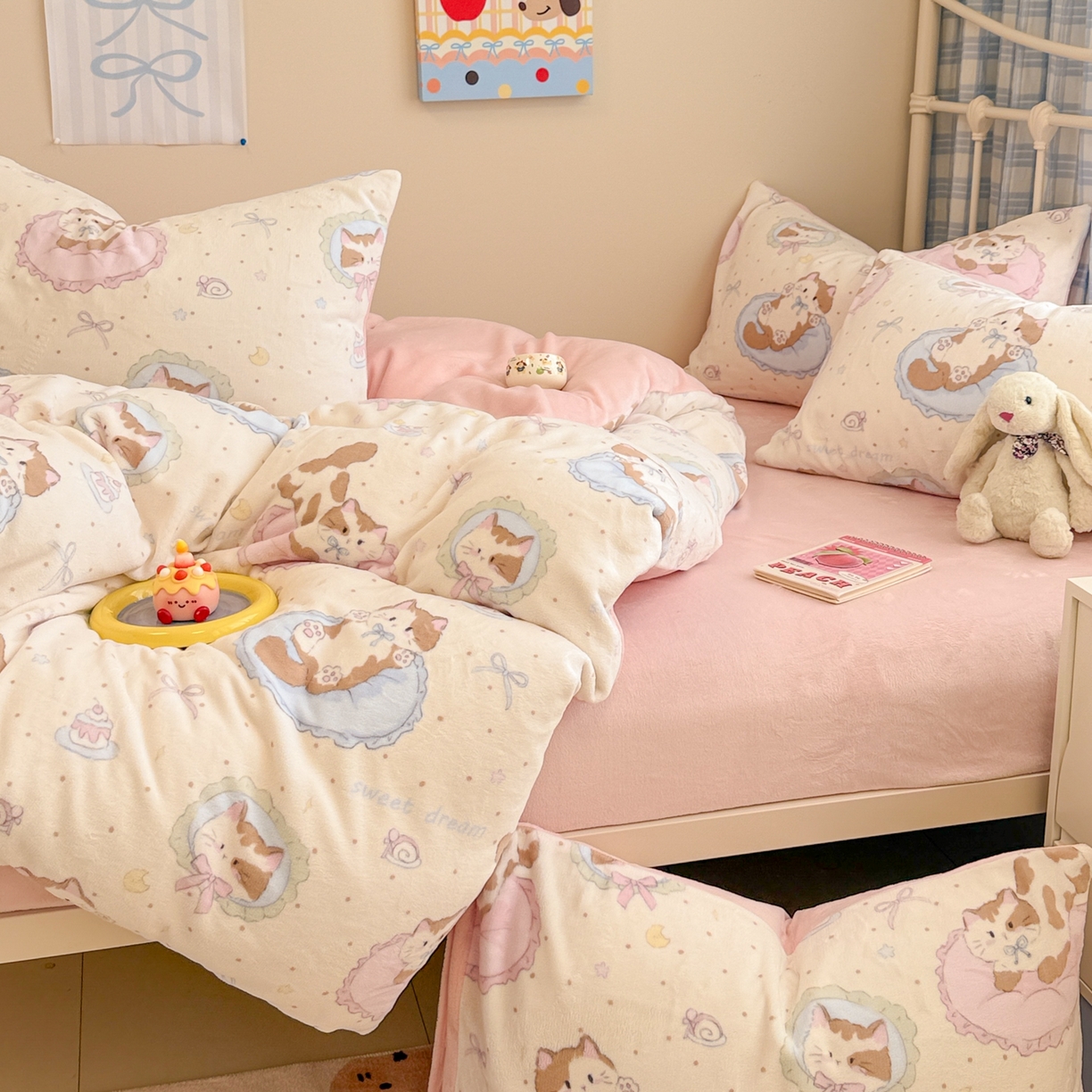 91家纺网 家纺一手货源 找家纺 呗旺鹿 2025新款A类高克重卡通印花牛奶绒印花四件套 奶油小猫