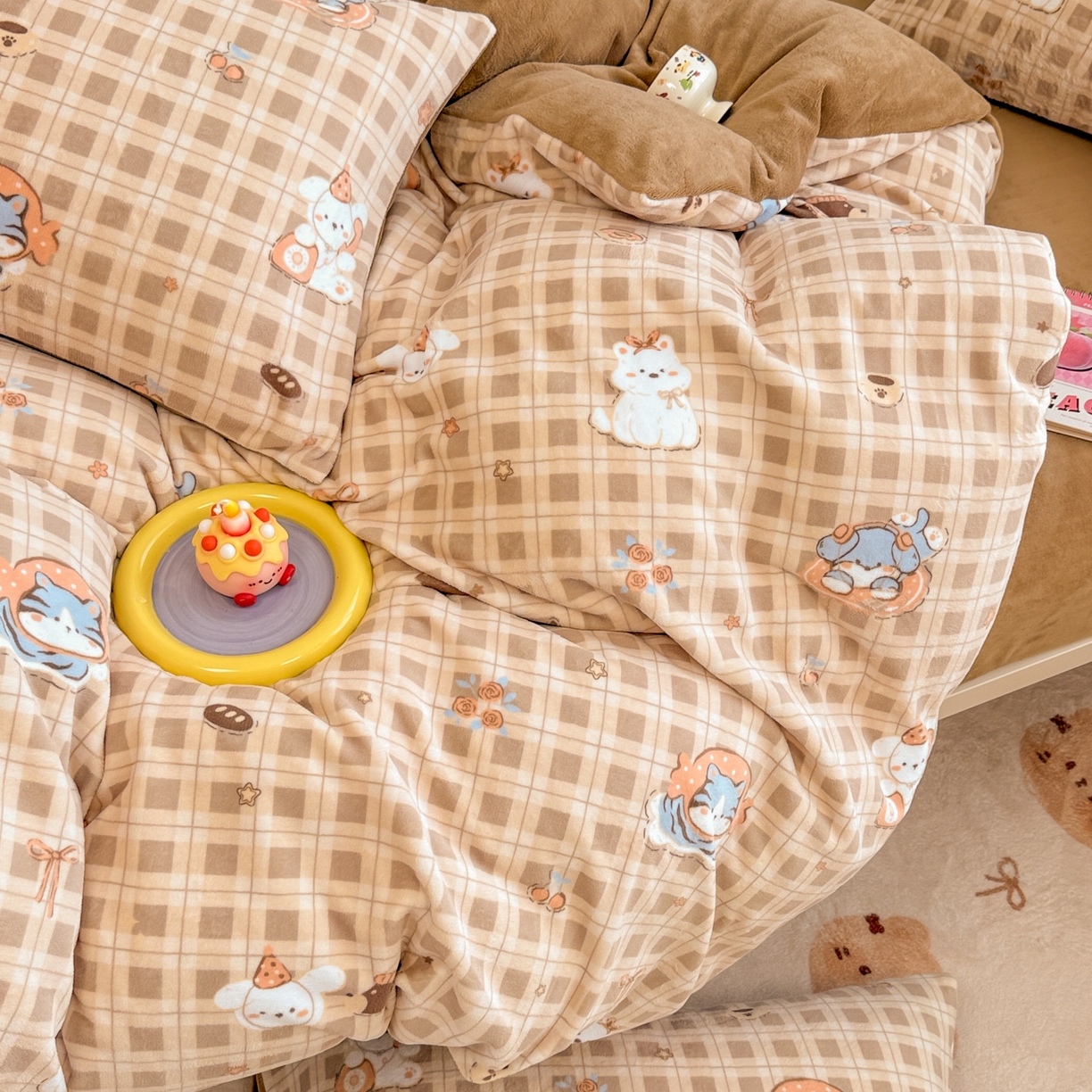 91家纺网 家纺一手货源 找家纺 呗旺鹿 2025新款A类高克重卡通印花牛奶绒印花四件套 猫狗派对