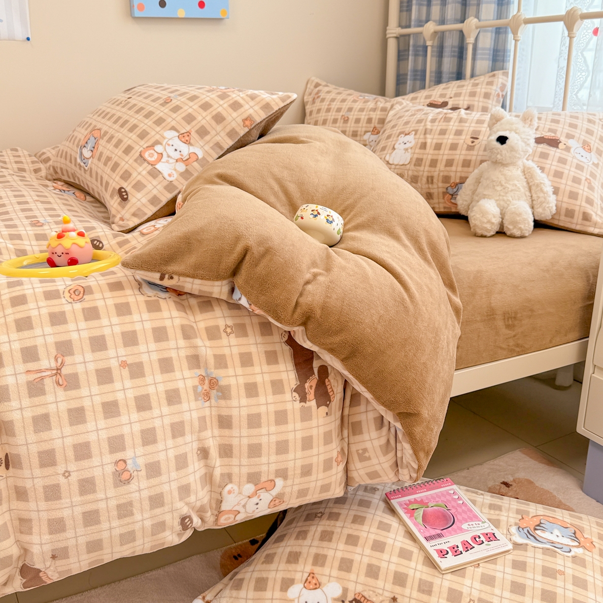 91家纺网 家纺一手货源 找家纺 呗旺鹿 2025新款A类高克重卡通印花牛奶绒印花四件套 猫狗派对