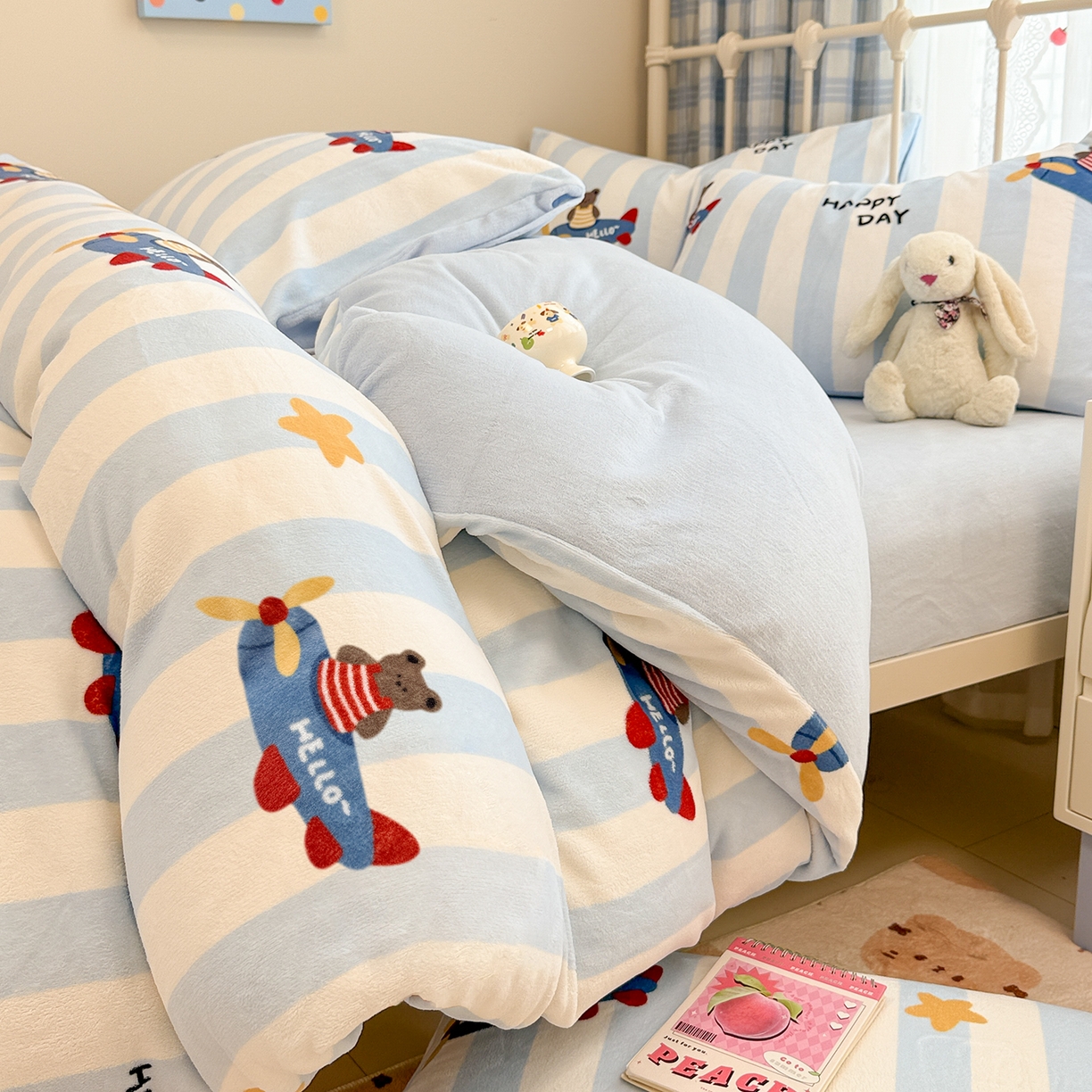 91家纺网 家纺一手货源 找家纺 呗旺鹿 2025新款A类高克重卡通印花牛奶绒印花四件套 开飞机的小熊