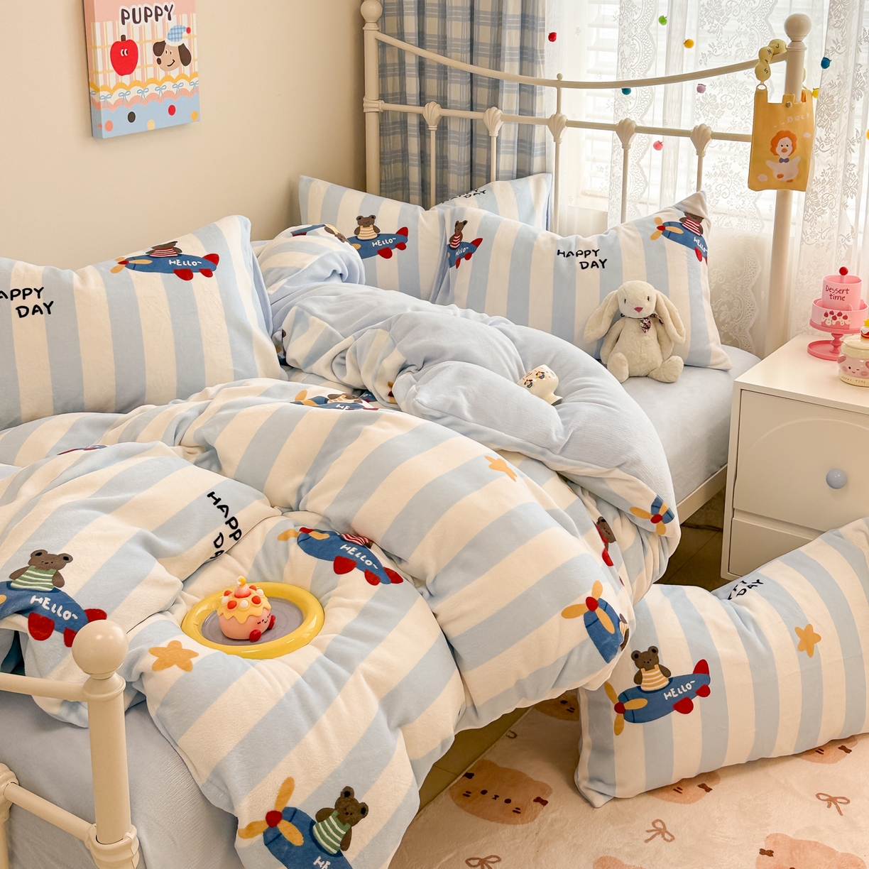 91家纺网 家纺一手货源 找家纺 呗旺鹿 2025新款A类高克重卡通印花牛奶绒印花四件套 开飞机的小熊