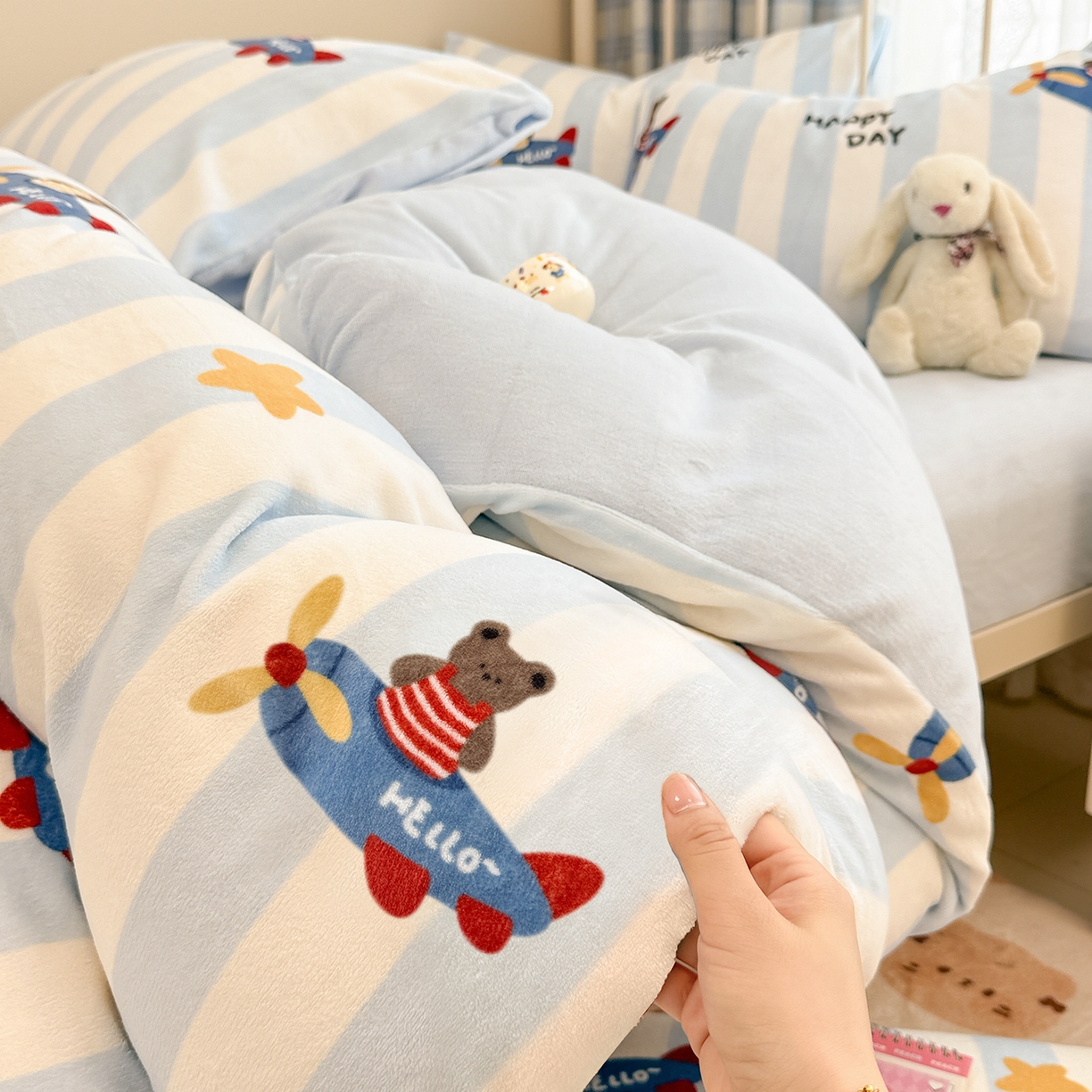 91家纺网 家纺一手货源 找家纺 呗旺鹿 2025新款A类高克重卡通印花牛奶绒印花四件套 开飞机的小熊