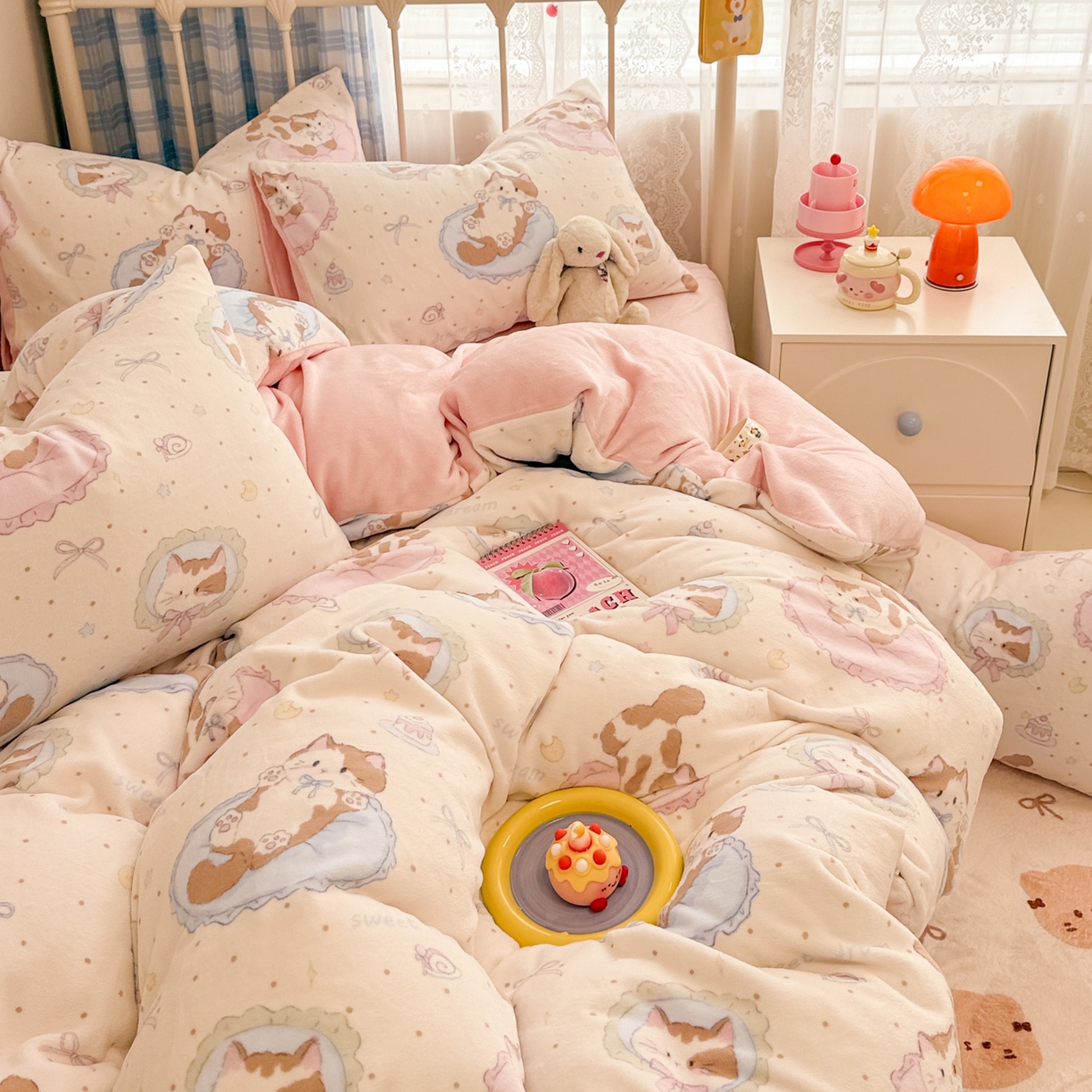 91家纺网 家纺一手货源 找家纺 呗旺鹿 2025新款A类高克重卡通印花牛奶绒印花四件套 奶油小猫