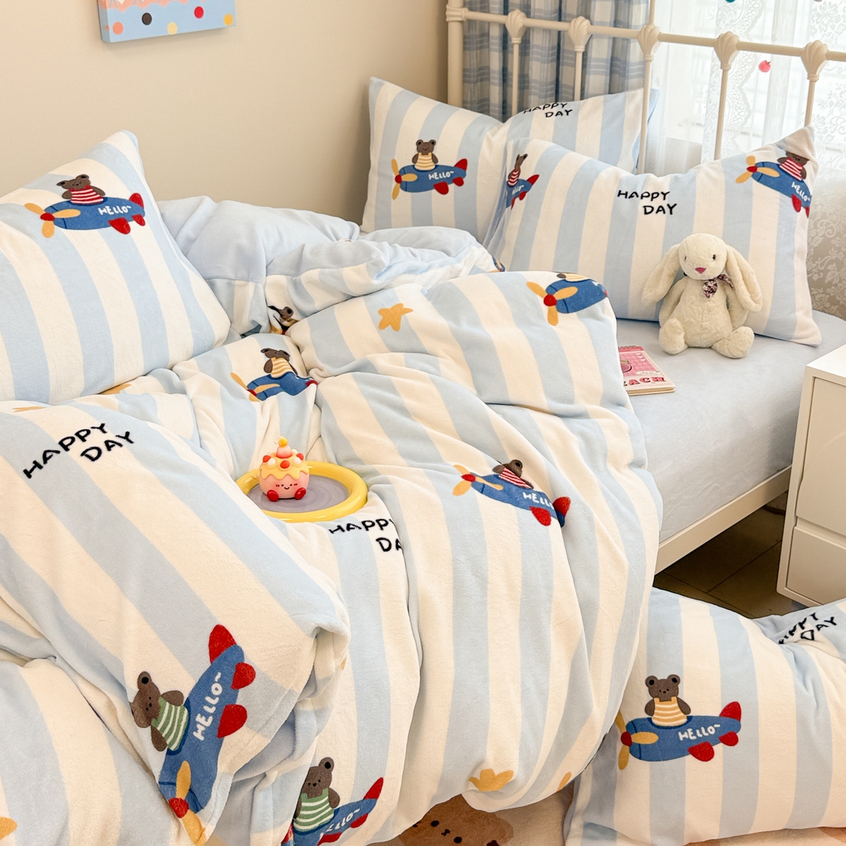 91家纺网 家纺一手货源 找家纺 呗旺鹿 2025新款A类高克重卡通印花牛奶绒印花四件套 开飞机的小熊