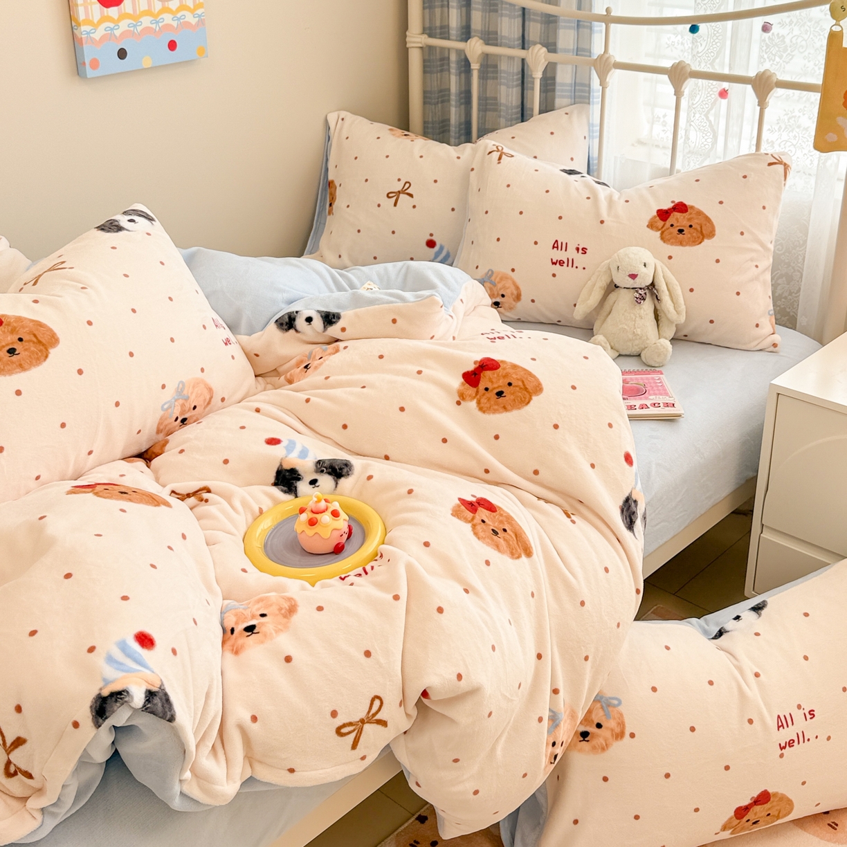 91家纺网 家纺一手货源 找家纺 呗旺鹿 2025新款A类高克重卡通印花牛奶绒印花四件套 蝴蝶结圆点小狗