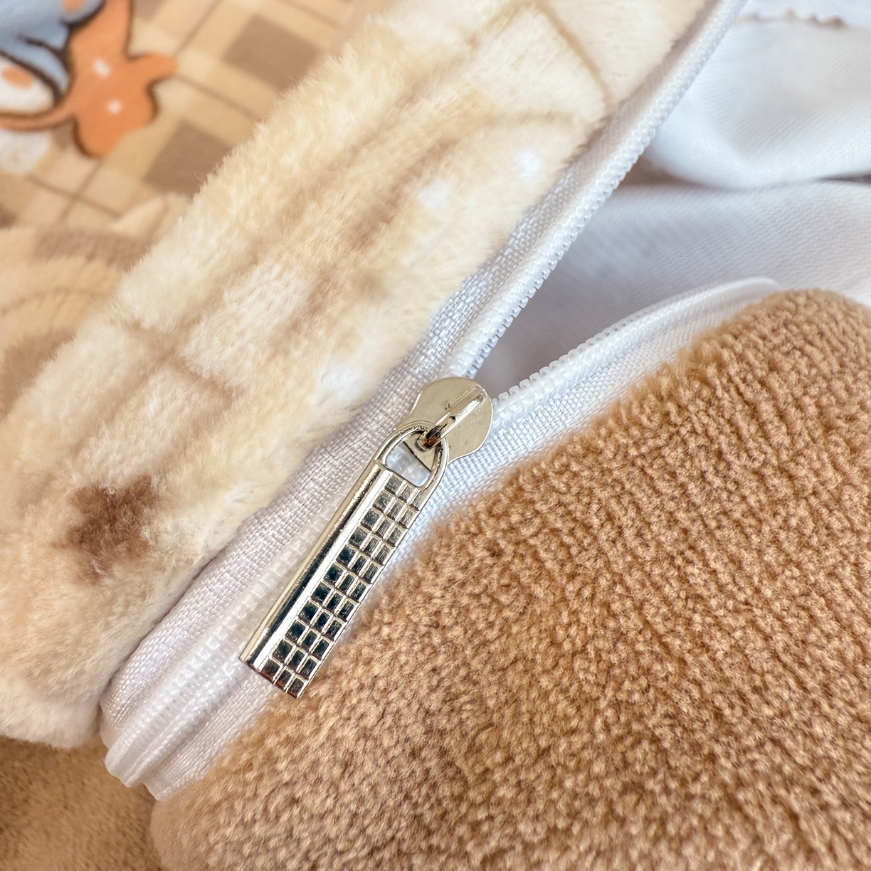 91家纺网 家纺一手货源 找家纺 呗旺鹿 2025新款A类高克重卡通印花牛奶绒印花四件套 猫狗派对