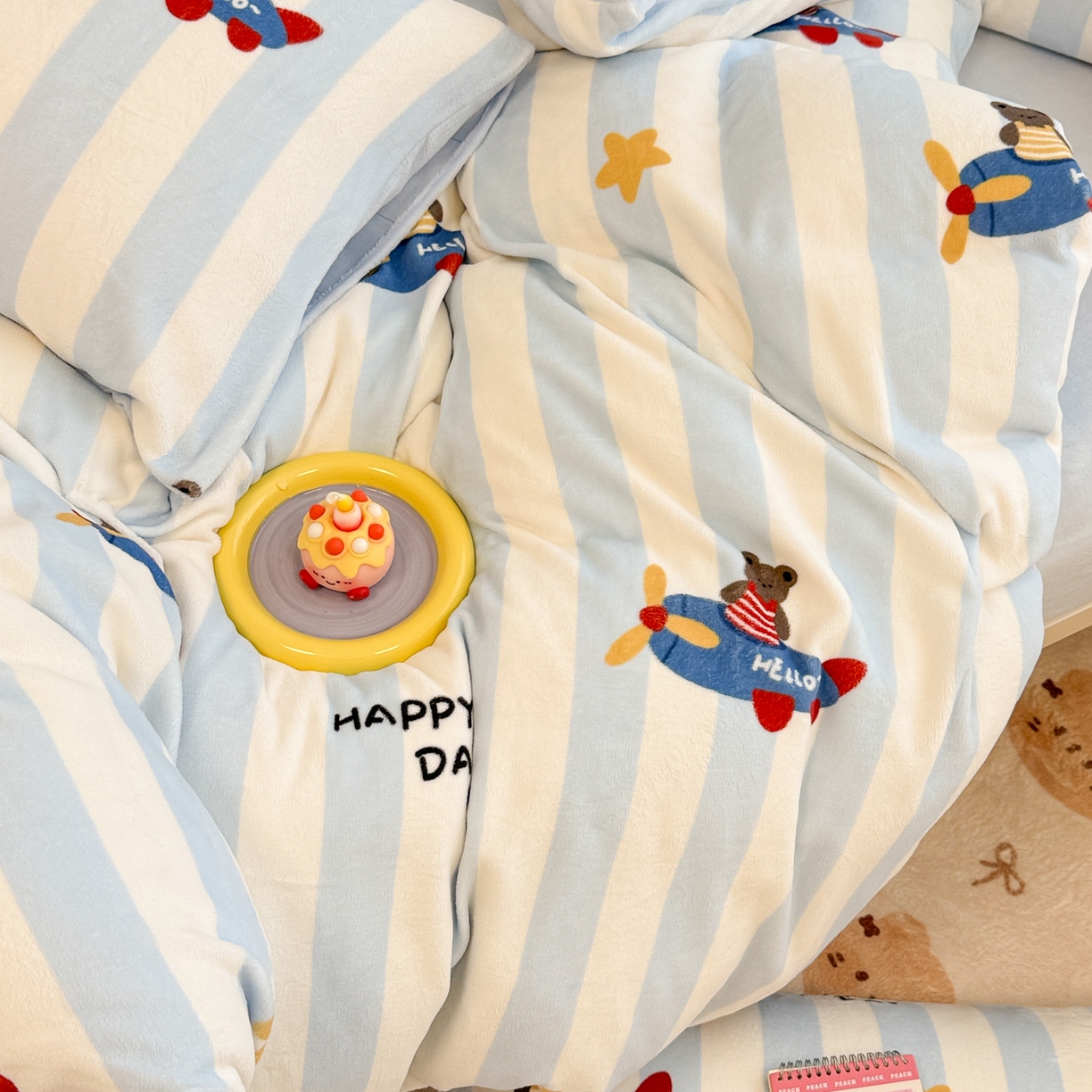 91家纺网 家纺一手货源 找家纺 呗旺鹿 2025新款A类高克重卡通印花牛奶绒印花四件套 开飞机的小熊