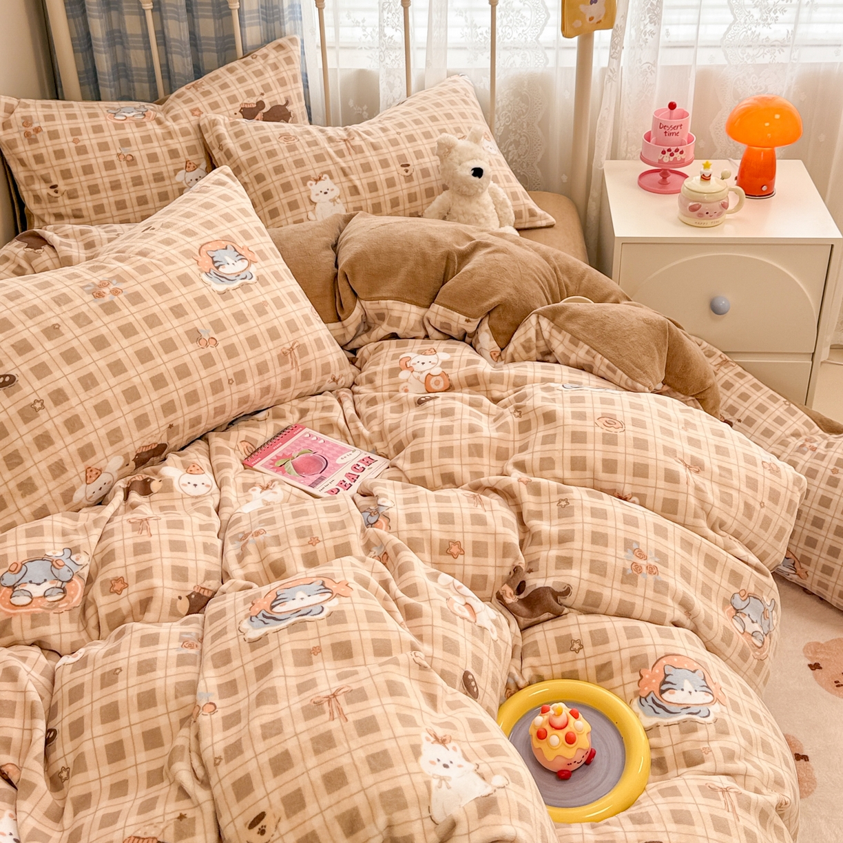 91家纺网 家纺一手货源 找家纺 呗旺鹿 2025新款A类高克重卡通印花牛奶绒印花四件套 猫狗派对