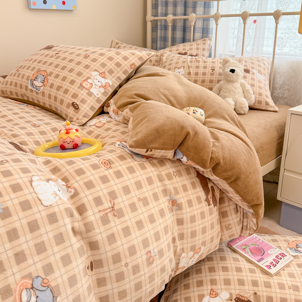 91家纺网 家纺一手货源 找家纺 呗旺鹿 2025新款A类高克重卡通印花牛奶绒印花四件套 猫狗派对