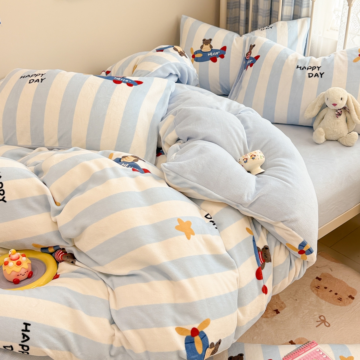 91家纺网 家纺一手货源 找家纺 呗旺鹿 2025新款A类高克重卡通印花牛奶绒印花四件套 开飞机的小熊