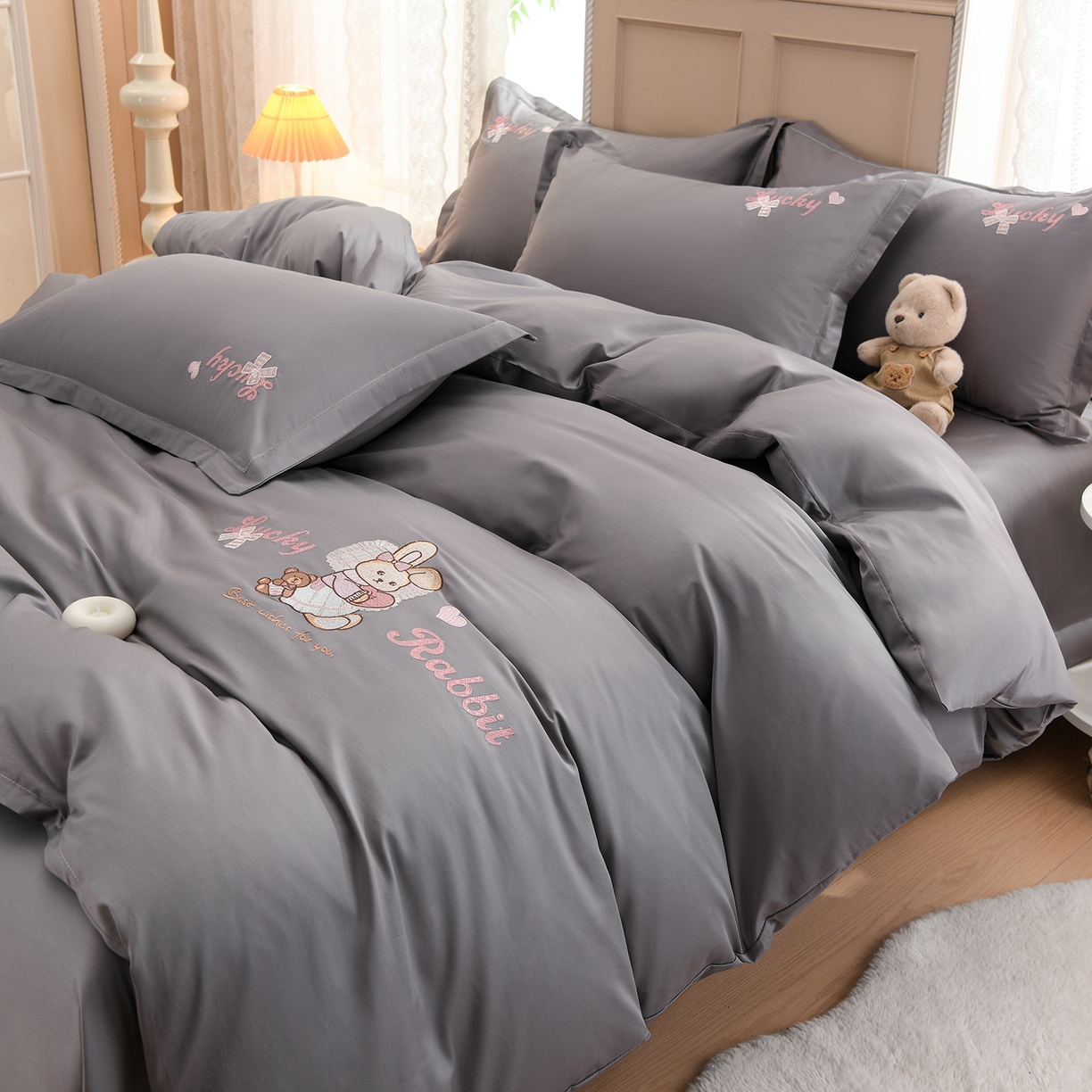 91家纺网 家纺一手货源 找家纺 绒小宣 2025新款13372全棉绣花四件套-梦幻兔 兔熊-灰