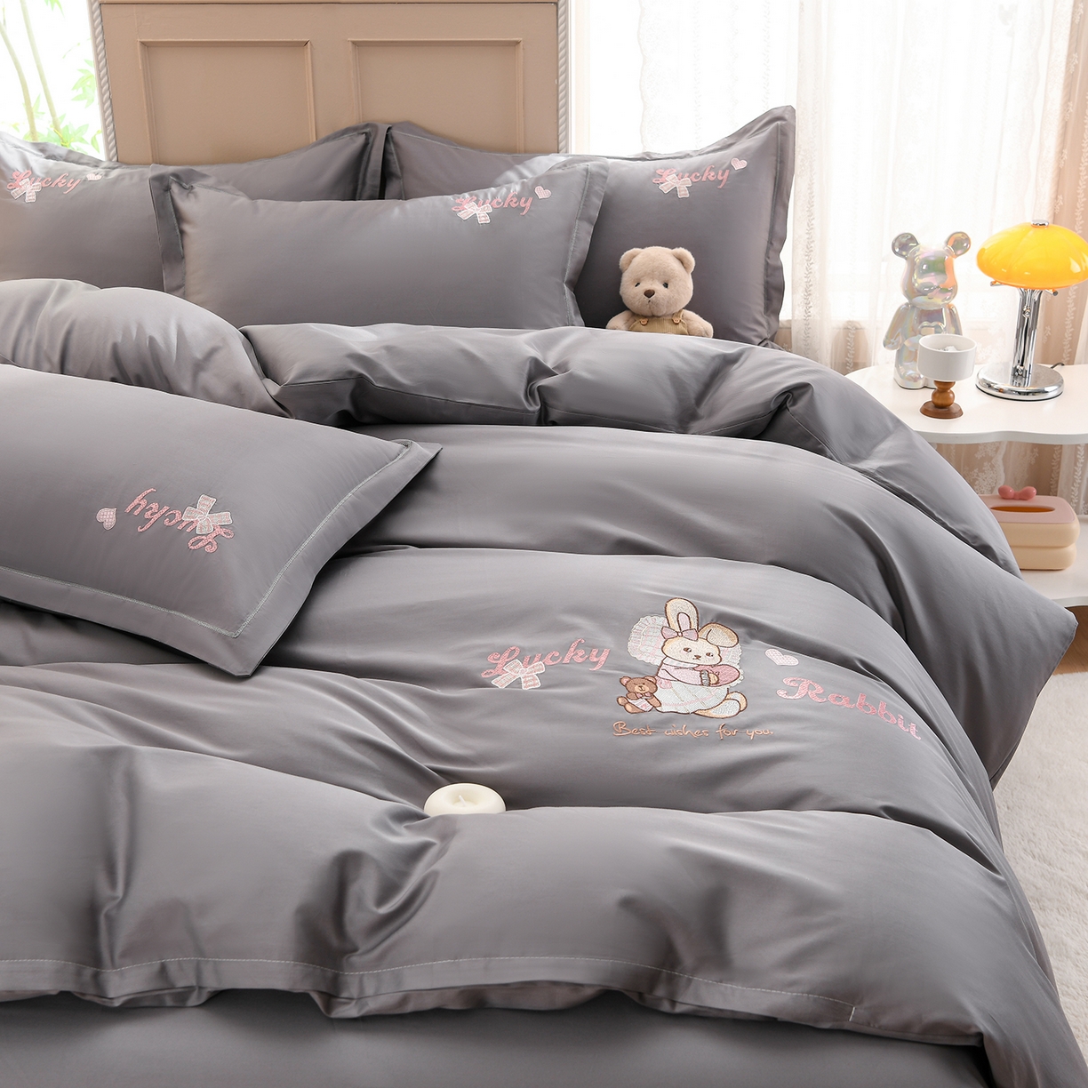 91家纺网 家纺一手货源 找家纺 绒小宣 2025新款13372全棉绣花四件套-梦幻兔 兔熊-灰